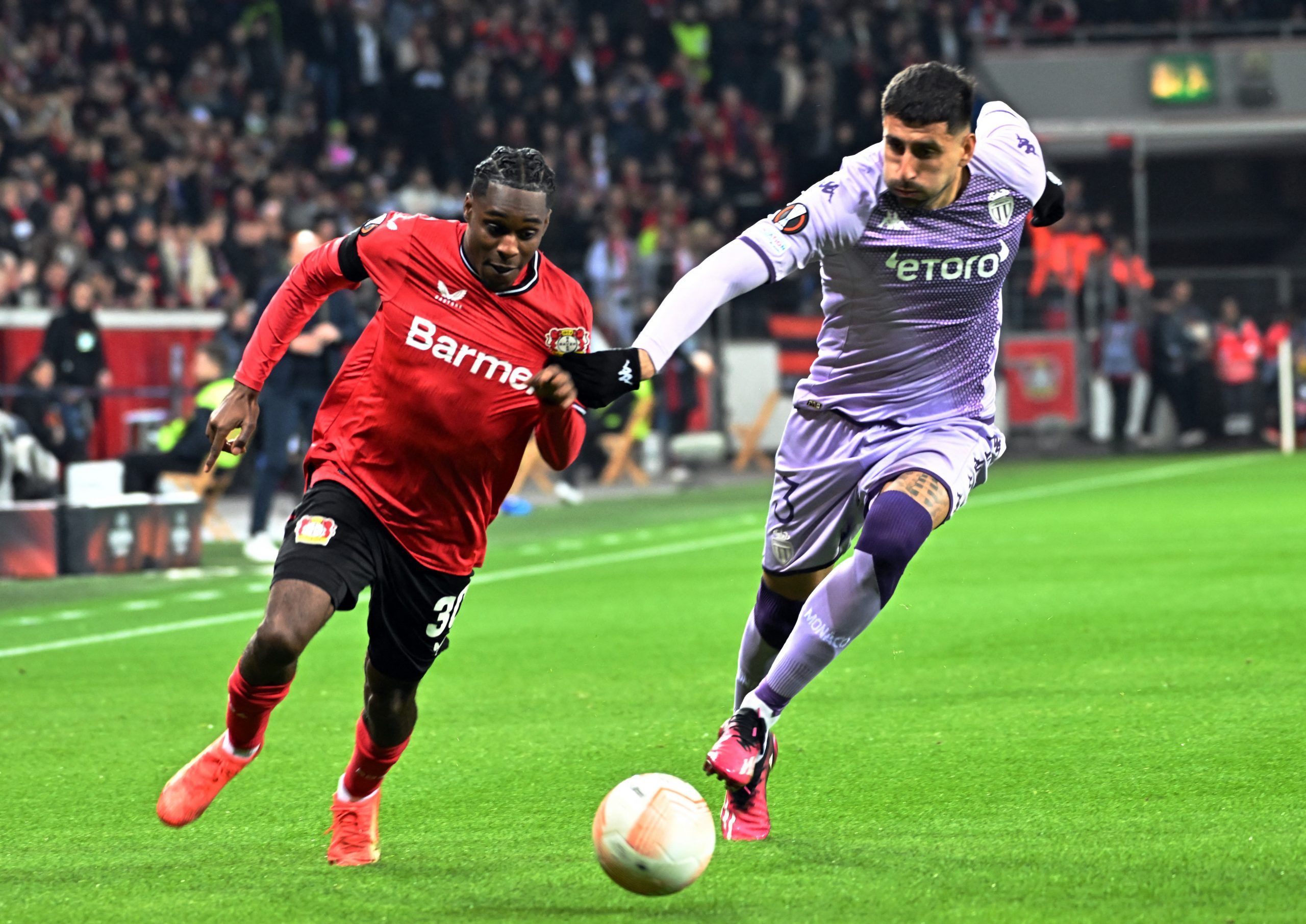Soccer Football - Europa Conference League - Play-Off First Leg - Bayer Leverkusen v AS Monaco - BayArena, Leverkusen, Germany - February 16, 2023   Bayer Leverkusen's Jeremie Frimpong in action with AS Monaco's Guillermo Maripan REUTERS/Benjamin Westhoff
