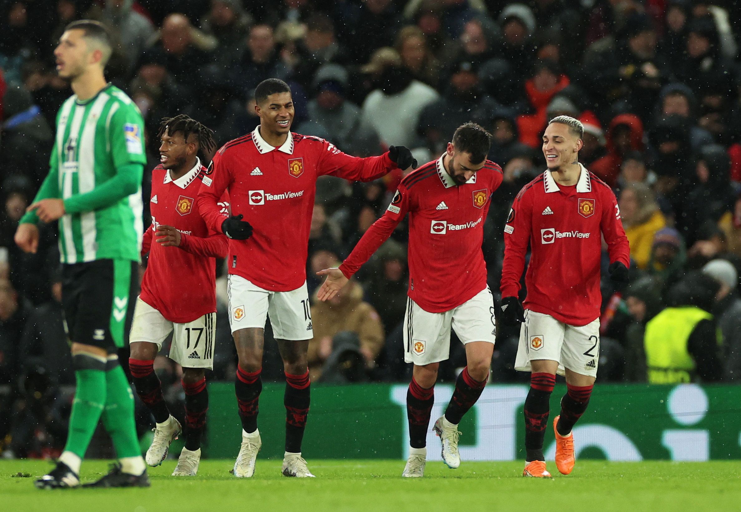 Soccer Football - Europa League - Round of 16 - First Leg - Manchester United v Real Betis - Old Trafford, Manchester, Britain - March 9, 2023 Manchester United's Bruno Fernandes celebrates scoring their third goal with Marcus Rashford and Antony REUTERS/Phil Noble