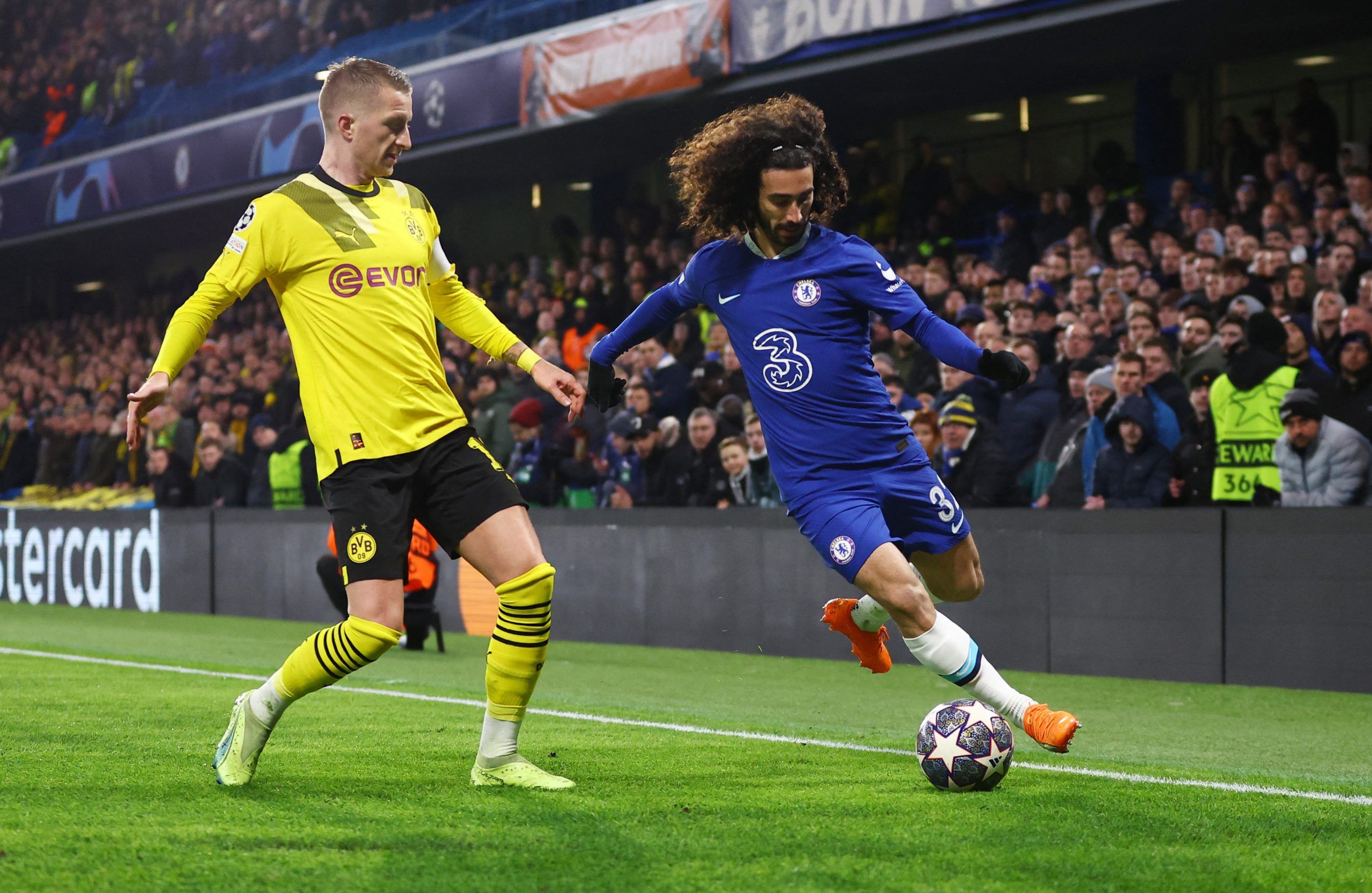 Soccer Football - Champions League - Round of 16 - Second Leg - Chelsea v Borussia Dortmund - Stamford Bridge, London, Britain - March 7, 2023 Borussia Dortmund's Marco Reus in action with Chelsea's Marc Cucurella REUTERS/Hannah Mckay