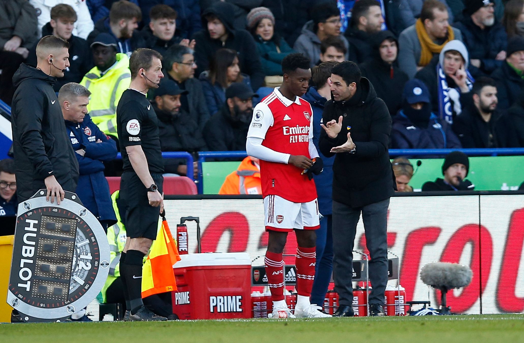Soccer Football - Premier League - Leicester City v Arsenal - King Power Stadium, Leicester, Britain - February 25, 2023 Arsenal's Eddie Nketiah with manager Mikel Arteta before he comes on as a substitute Action Images via Reuters/Craig Brough EDITORIAL USE ONLY. No use with unauthorized audio, video, data, fixture lists, club/league logos or 'live' services. Online in-match use limited to 75 images, no video emulation. No use in betting, games or single club /league/player publications.  Pleas