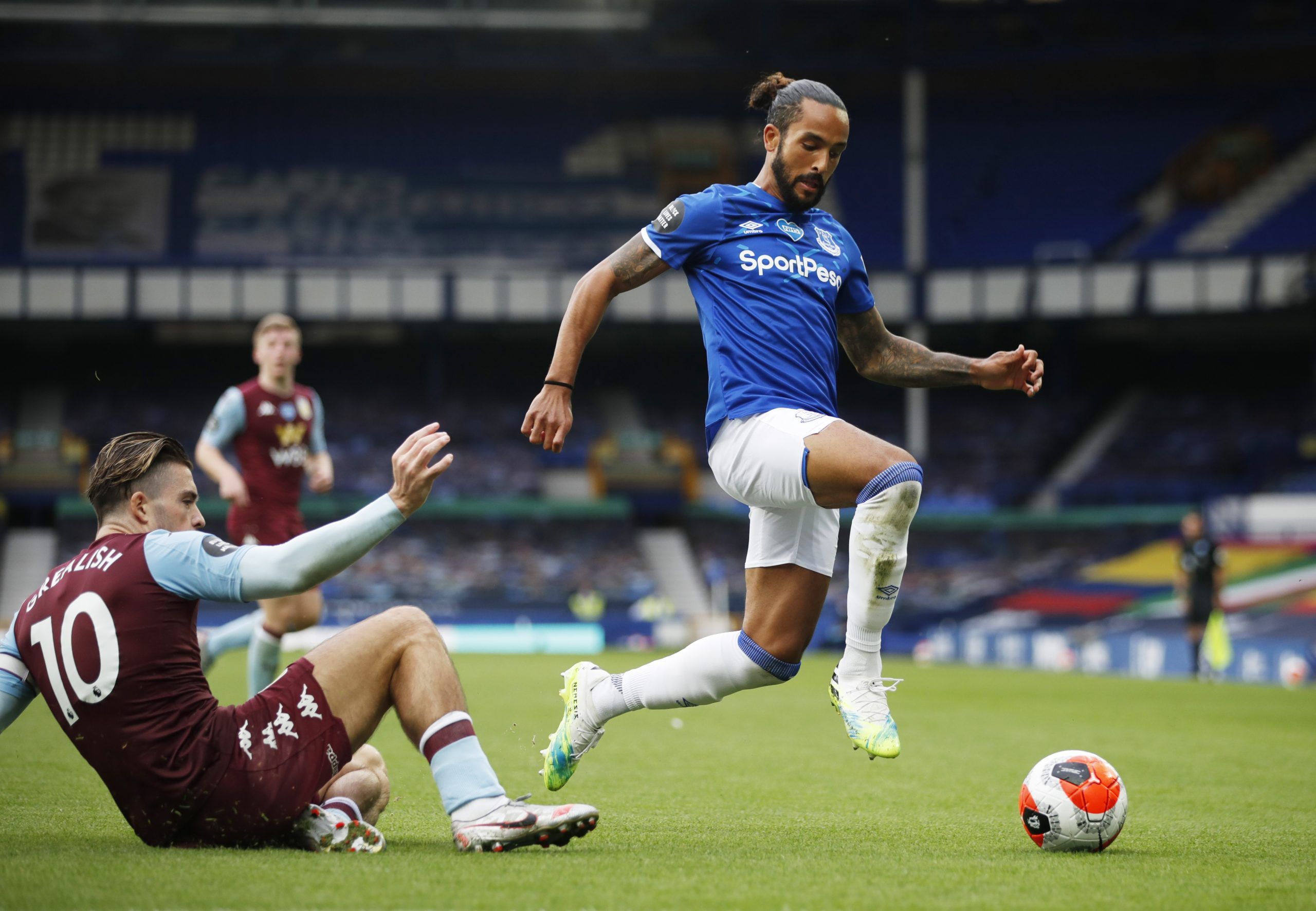 Soccer Football - Premier League - Everton v Aston Villa - Goodison Park, Liverpool, Britain - July 16, 2020 Everton's Theo Walcott in action with Aston Villa's Jack Grealish, as play resumes behind closed doors following the outbreak of the coronavirus disease (COVID-19) Pool via REUTERS/Clive Brunskill EDITORIAL USE ONLY. No use with unauthorized audio, video, data, fixture lists, club/league logos or 'live' services. Online in-match use limited to 75 images, no video emulation. No use in bett