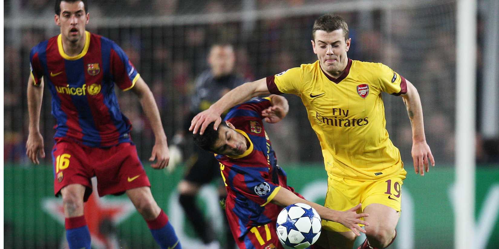 Jack Wilshere, do Arsenal, enfrenta David Villa