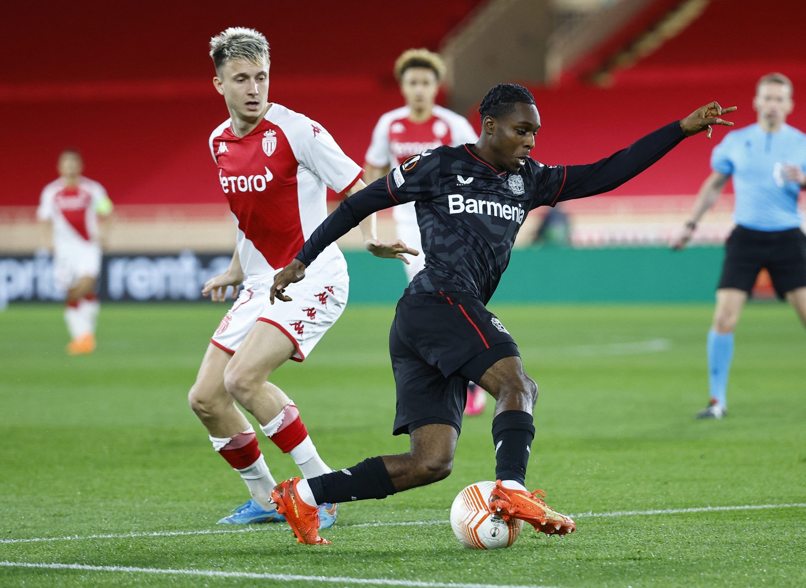 Soccer Football - Europa League - Play-Off Second Leg - AS Monaco v Bayer Leverkusen - Stade Louis II, Monaco, France - February 23, 2023 Bayer Leverkusen's Jeremie Frimpong in action with AS Monaco's Aleksandr Golovin REUTERS/Eric Gaillard