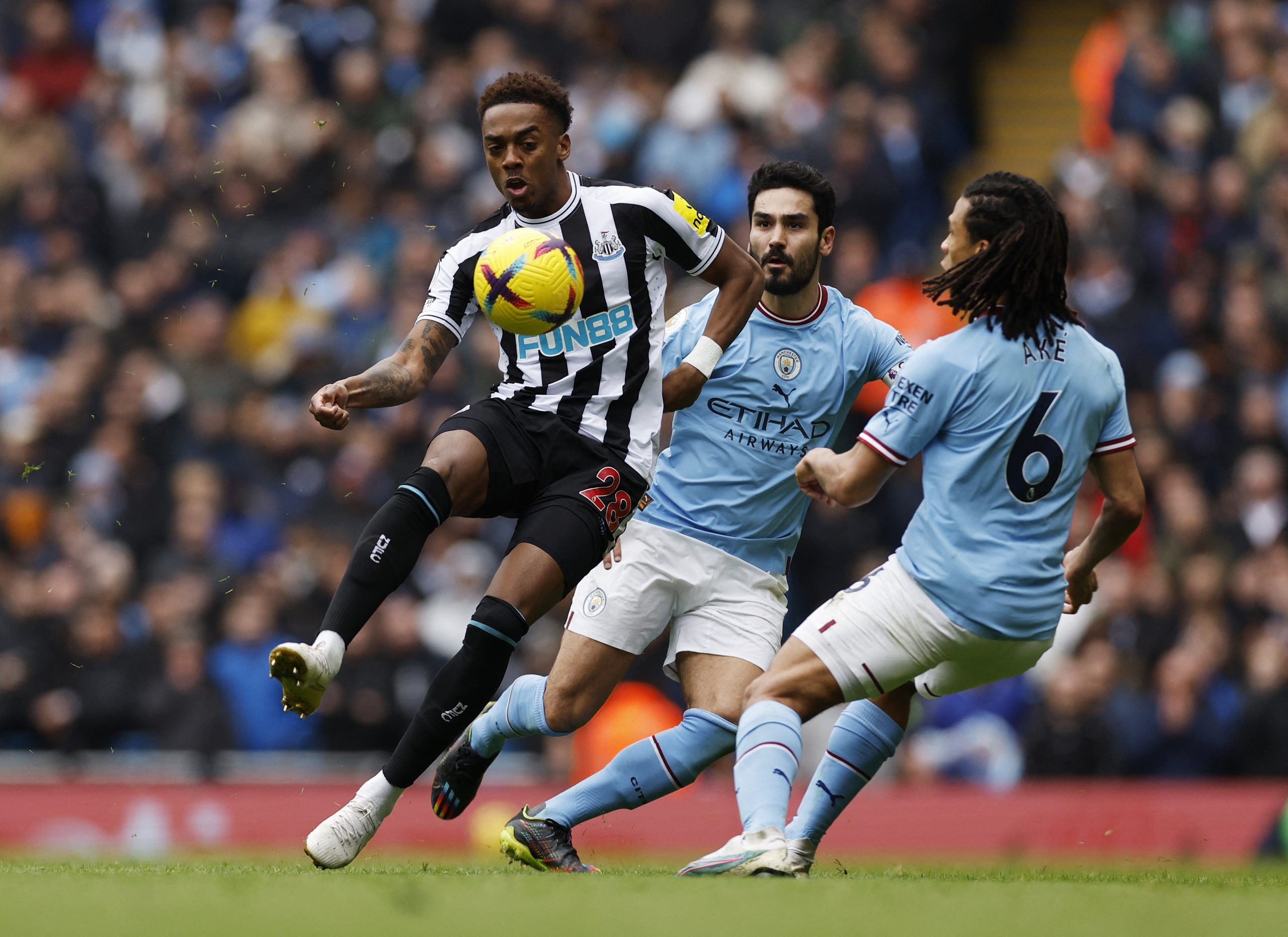 Soccer Football - Premier League - Manchester City v Newcastle United - Etihad Stadium, Manchester, Britain - March 4, 2023 Newcastle United's Joe Willock in action with Manchester City's Ilkay Gundogan and Nathan Ake Action Images via Reuters/Jason Cairnduff EDITORIAL USE ONLY. No use with unauthorized audio, video, data, fixture lists, club/league logos or 'live' services. Online in-match use limited to 75 images, no video emulation. No use in betting, games or single club /league/player publi