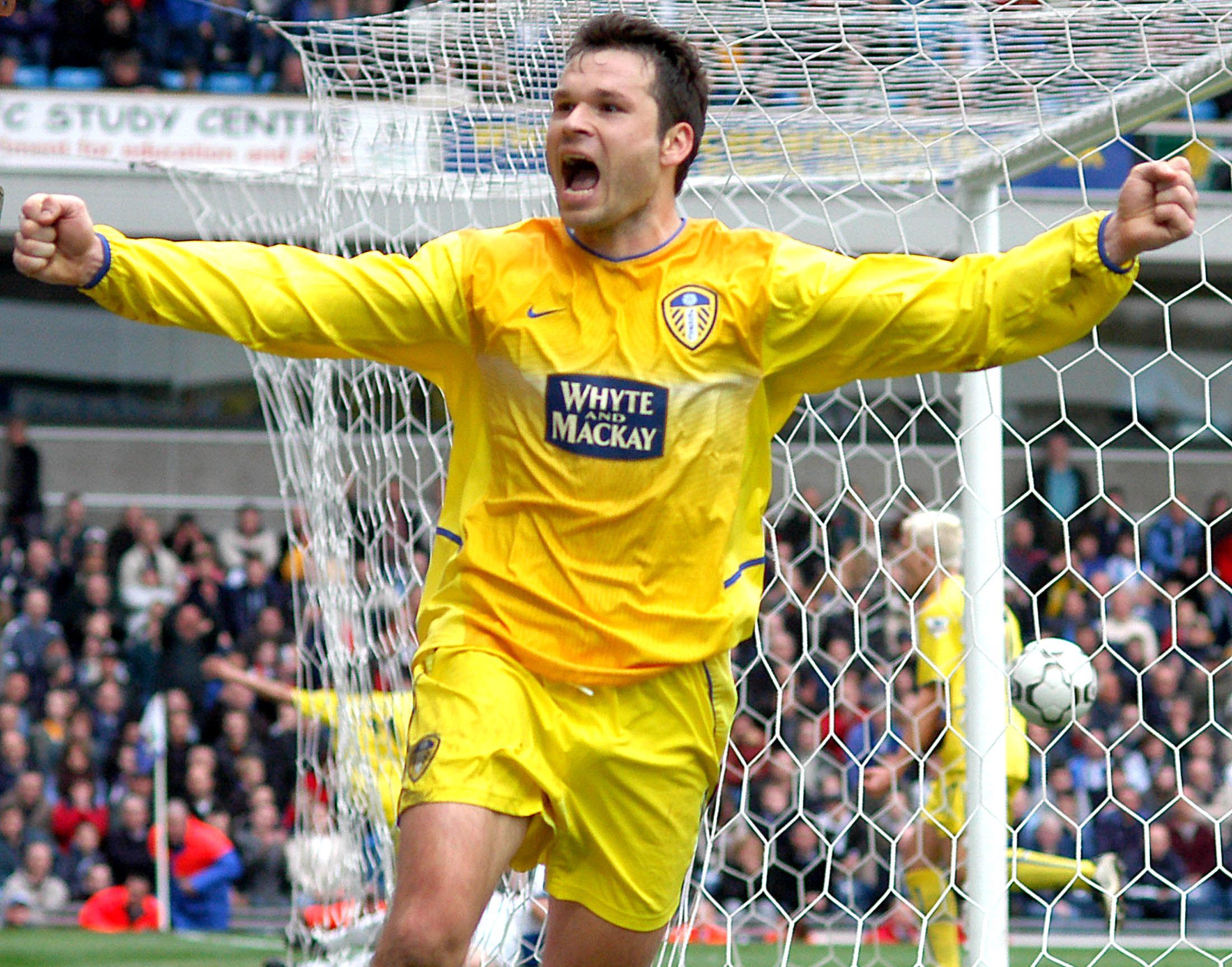 Leeds United's Mark Viduka, of Australia, celebrates his goal against Blackburn Rovers in their English premier league soccer match at Ewood Park, Blackburn, April 10, 2004. NO ONLINE/INTERNET USAGE WITHOUT AN FAPL LICENCE. FOR LICENCE ENQUIRIES SEE WWW.FAPLWEB.COM REUTERS/Matthew Roberts  MR/MD/ACM