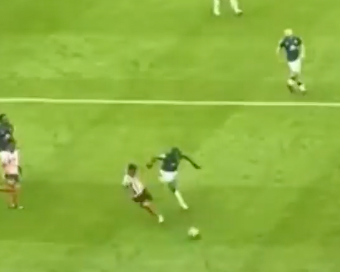 Sunderland win controversial penalty vs Luton.