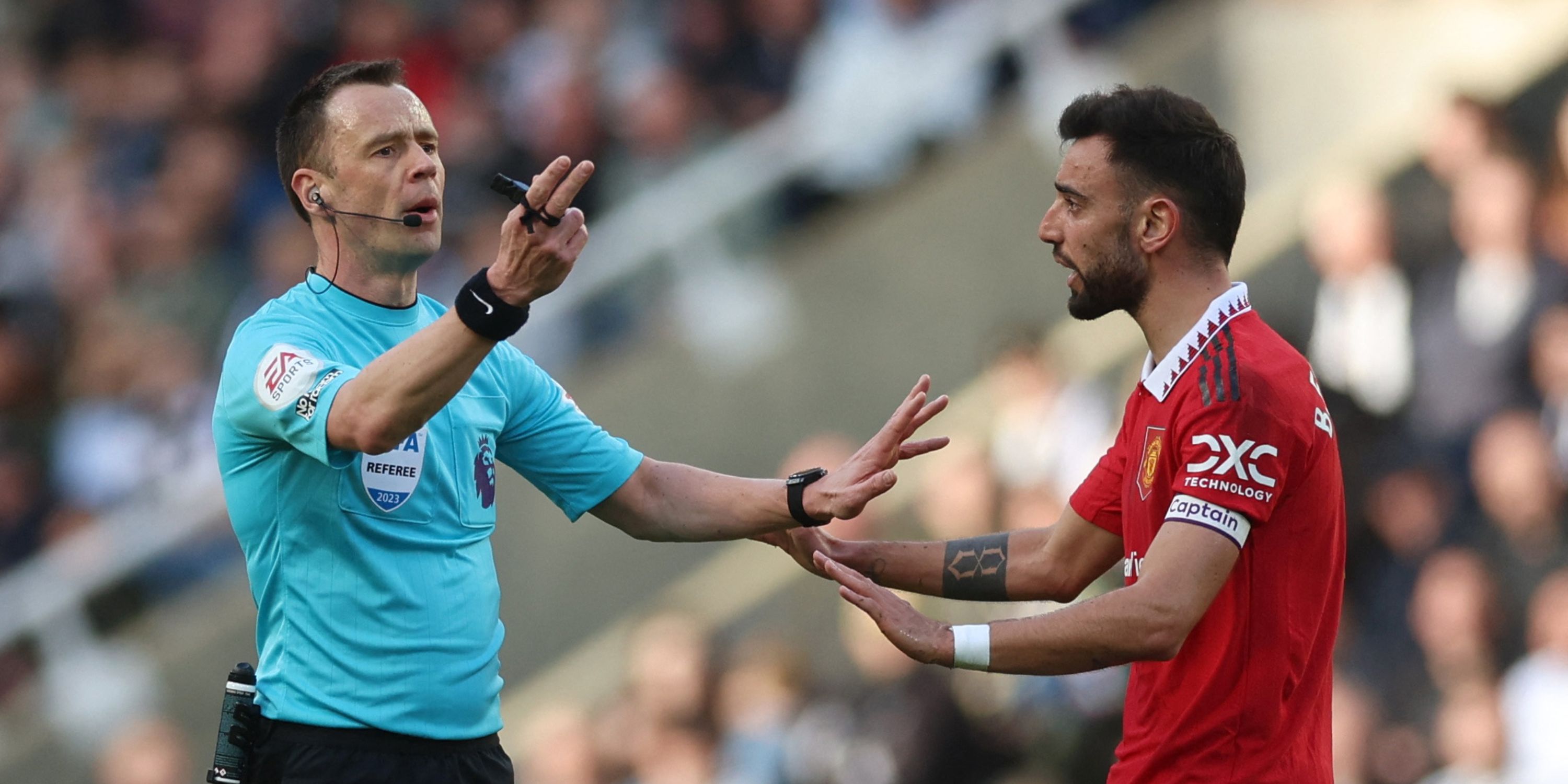 bruno-fernandes-manchester-united-newcastle-argues-referee