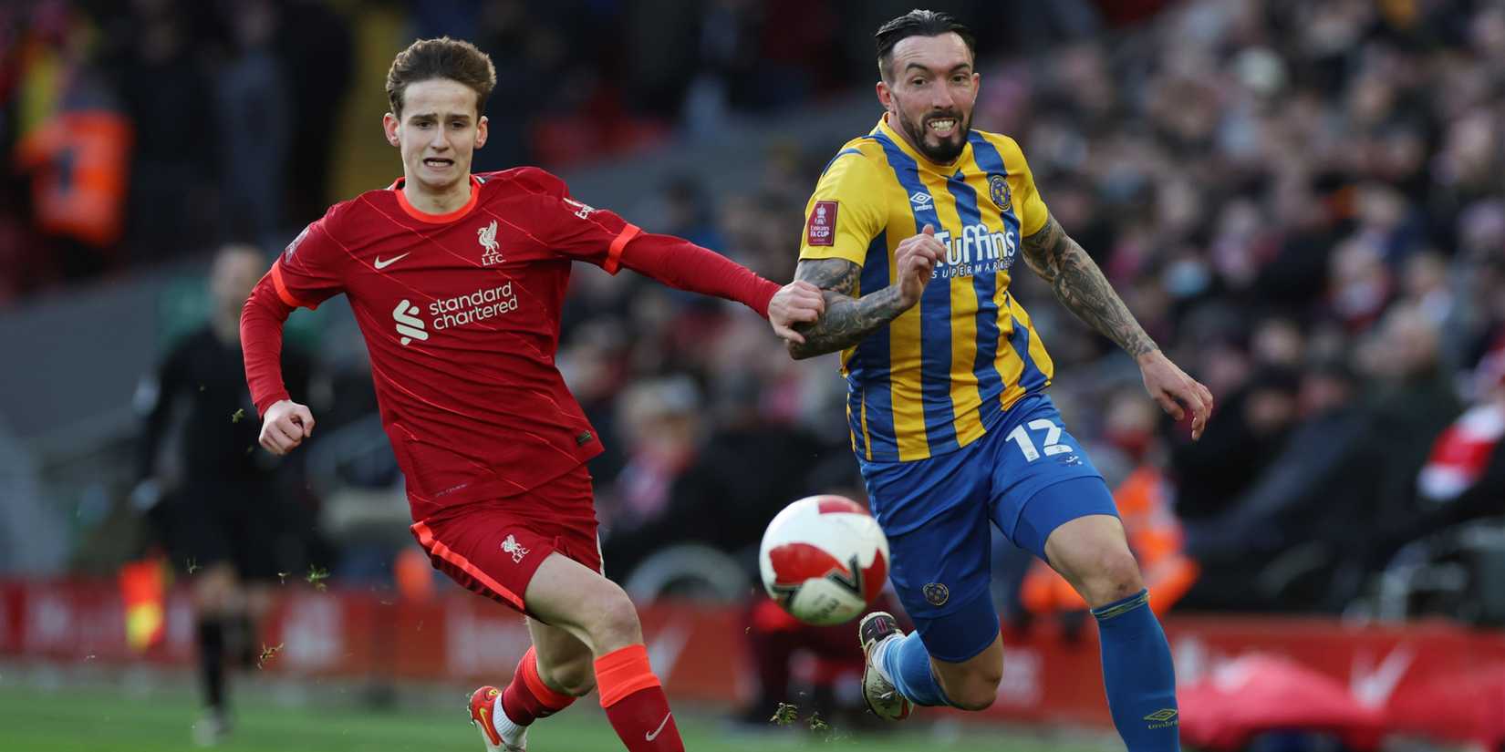 Tyler Morton jugando para el Liverpool
