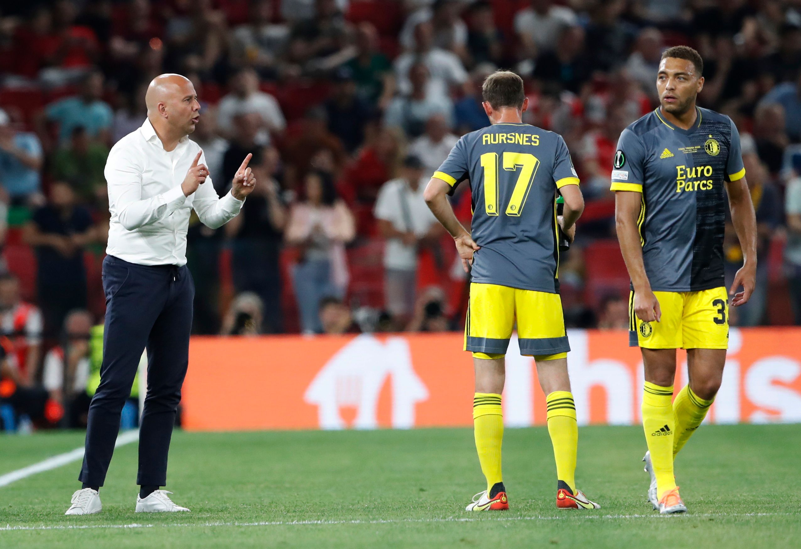 Feyenoord coach Arne Slot speaks to Fredrik Aursnes and Cyriel Dessers during a break in play-1