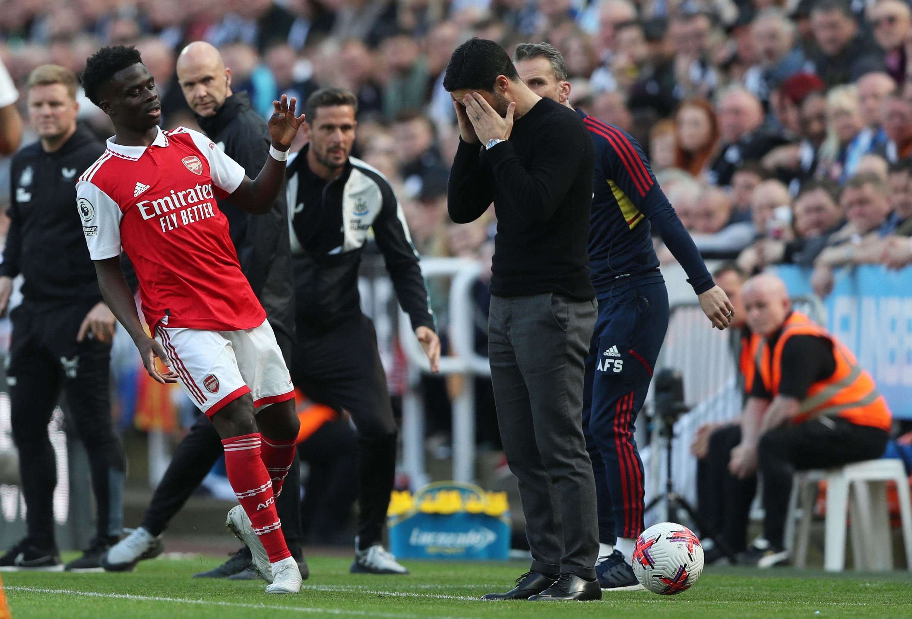 Arsenal manager Mikel Arteta and Bukayo Saka react