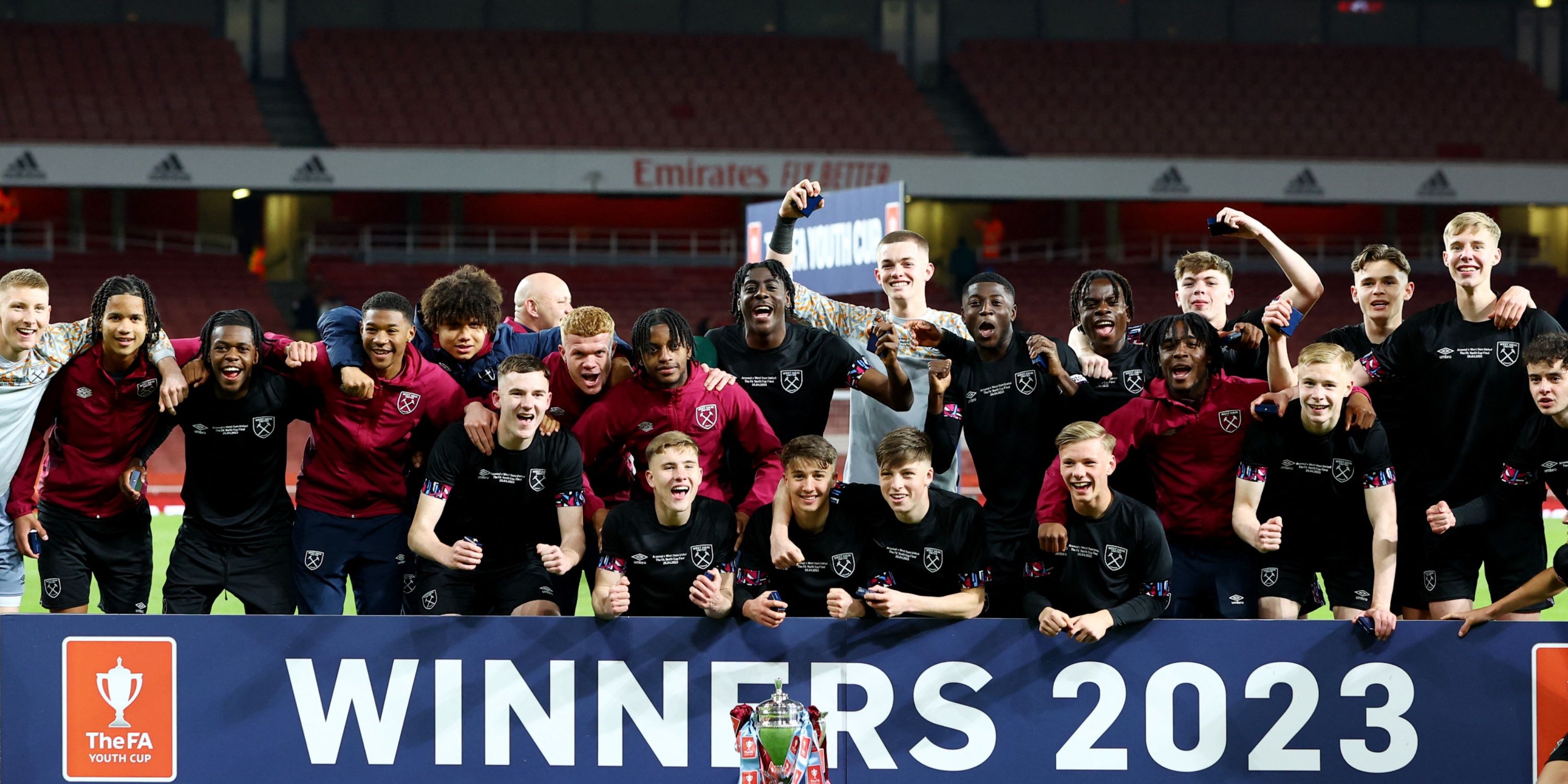 West-Ham-celebrating-the-FA-Youth-Cup
