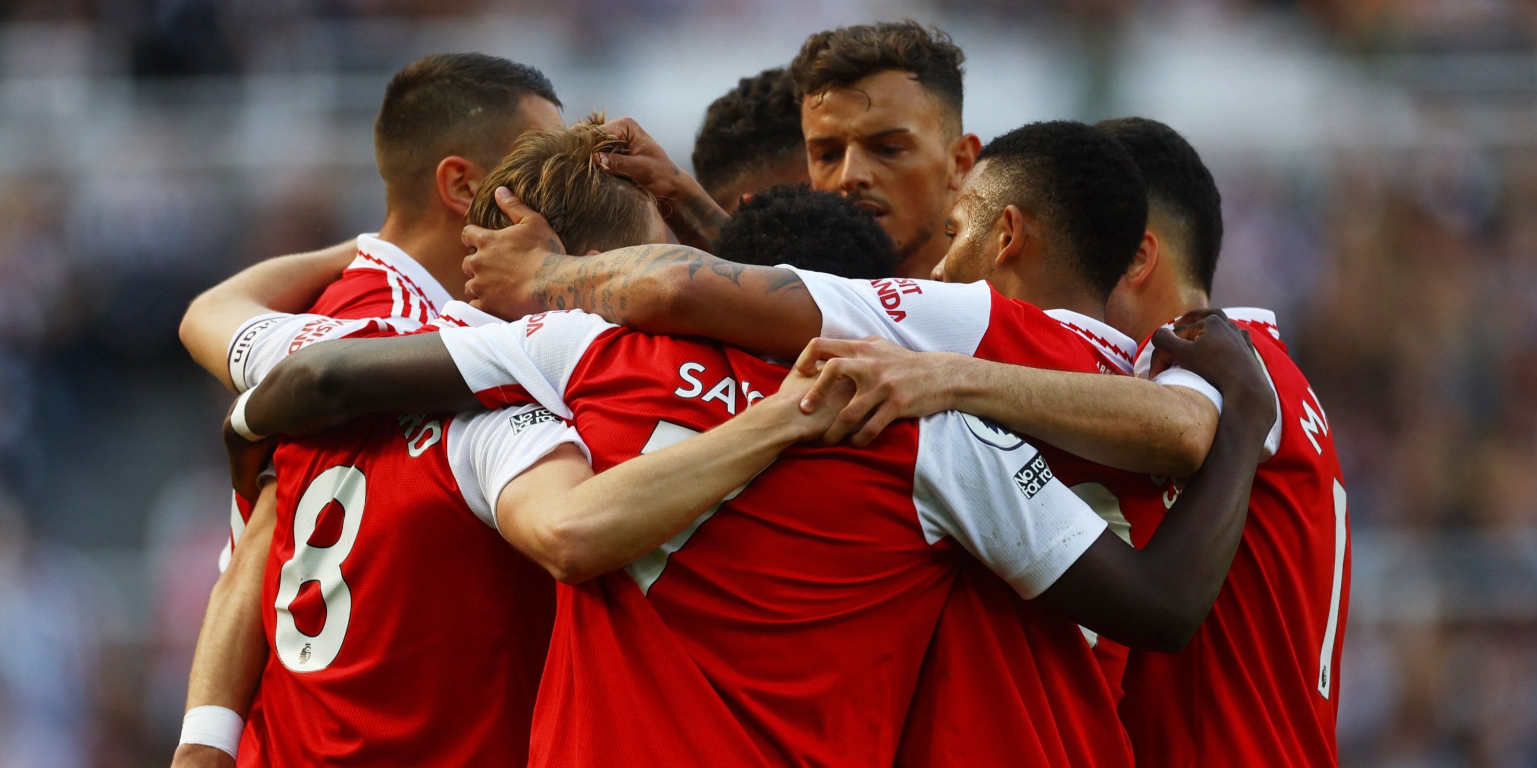 arsenal-team-huddle-bukayo-saka