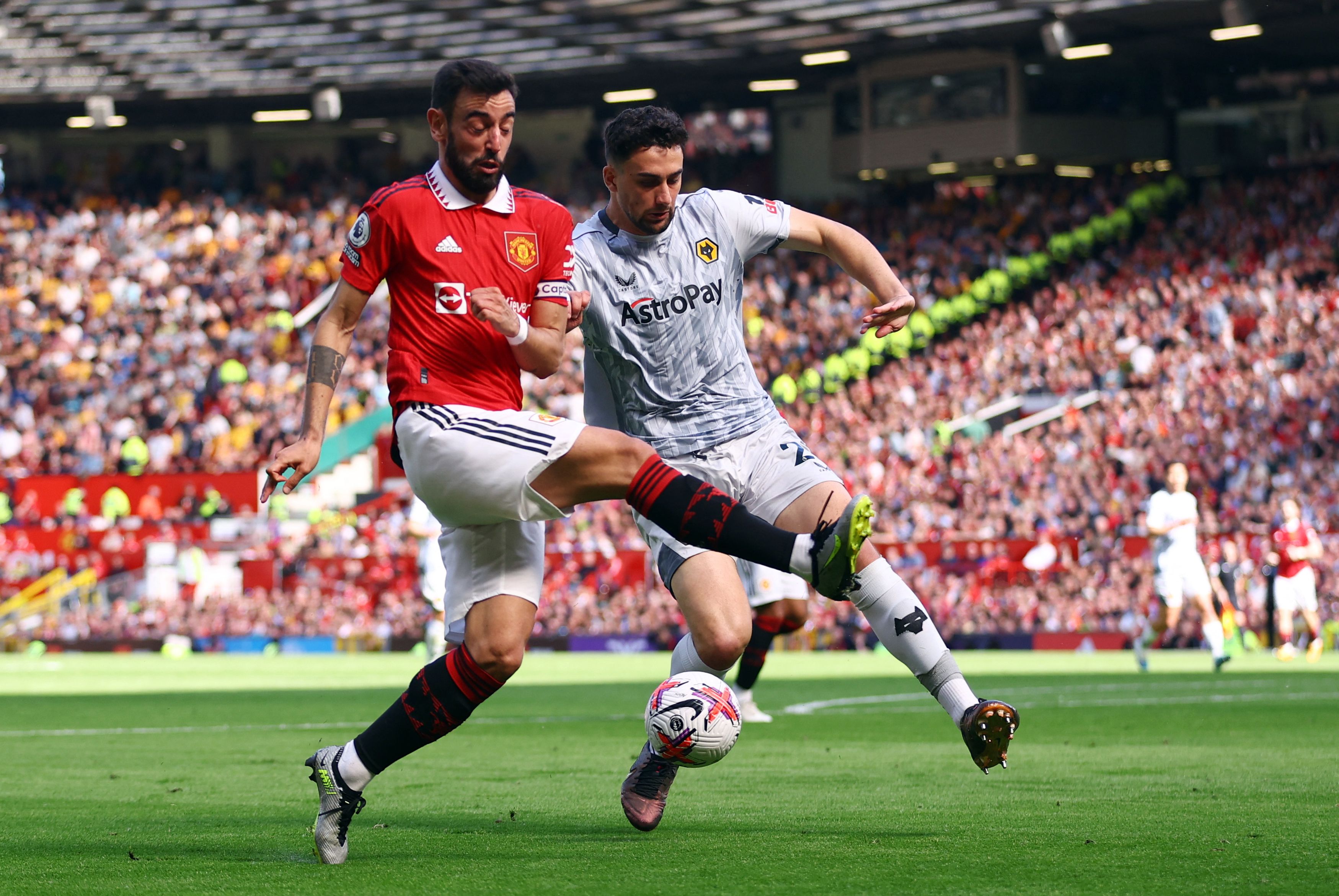 Manchester United's Bruno Fernandes in action with Wolverhampton Wanderers' Max Kilman-1