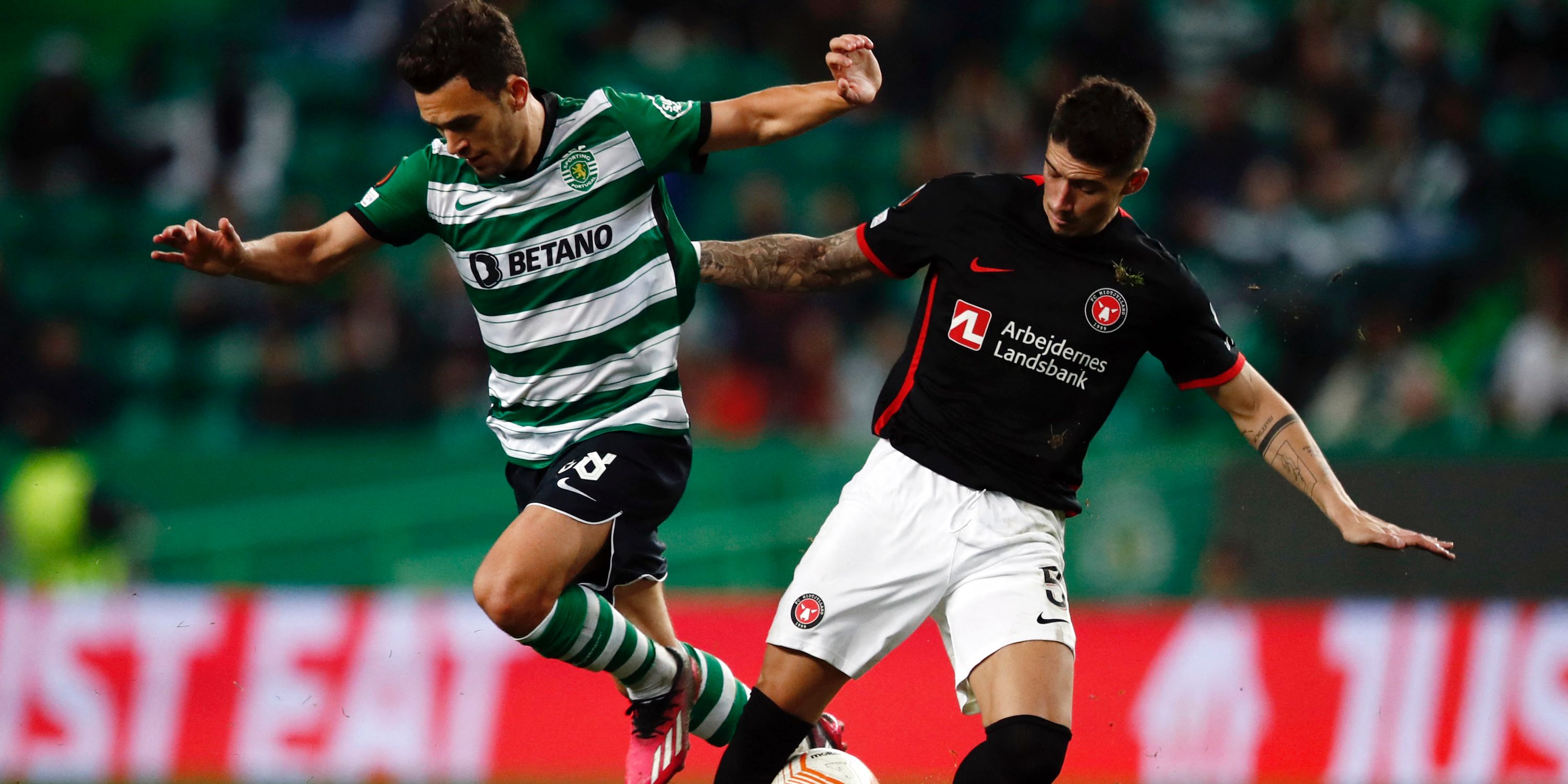 Sporting CP's Pedro Goncalves in action with FC Midtjylland's Emiliano Martinez