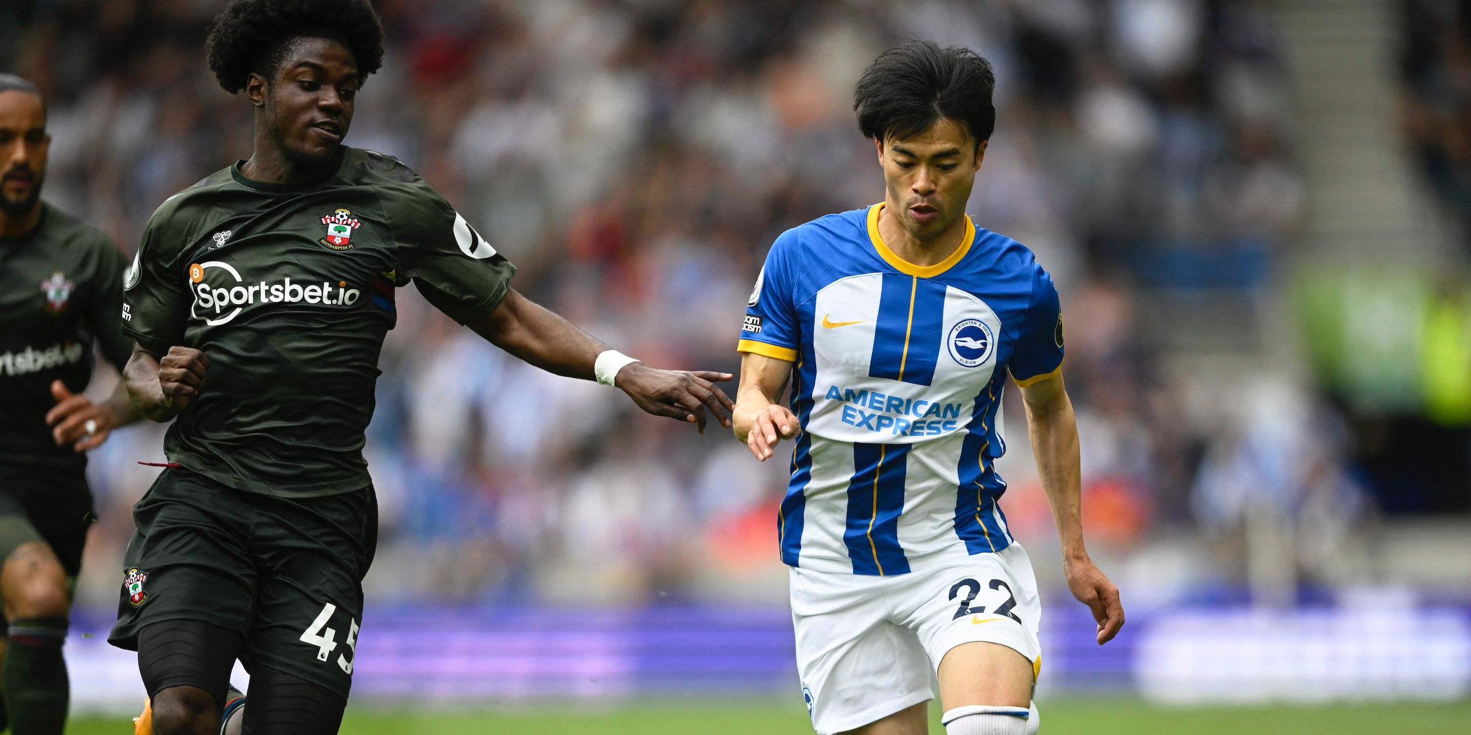 Southampton's Romeo Lavia in action with Brighton & Hove Albion's Kaoru Mitoma-1