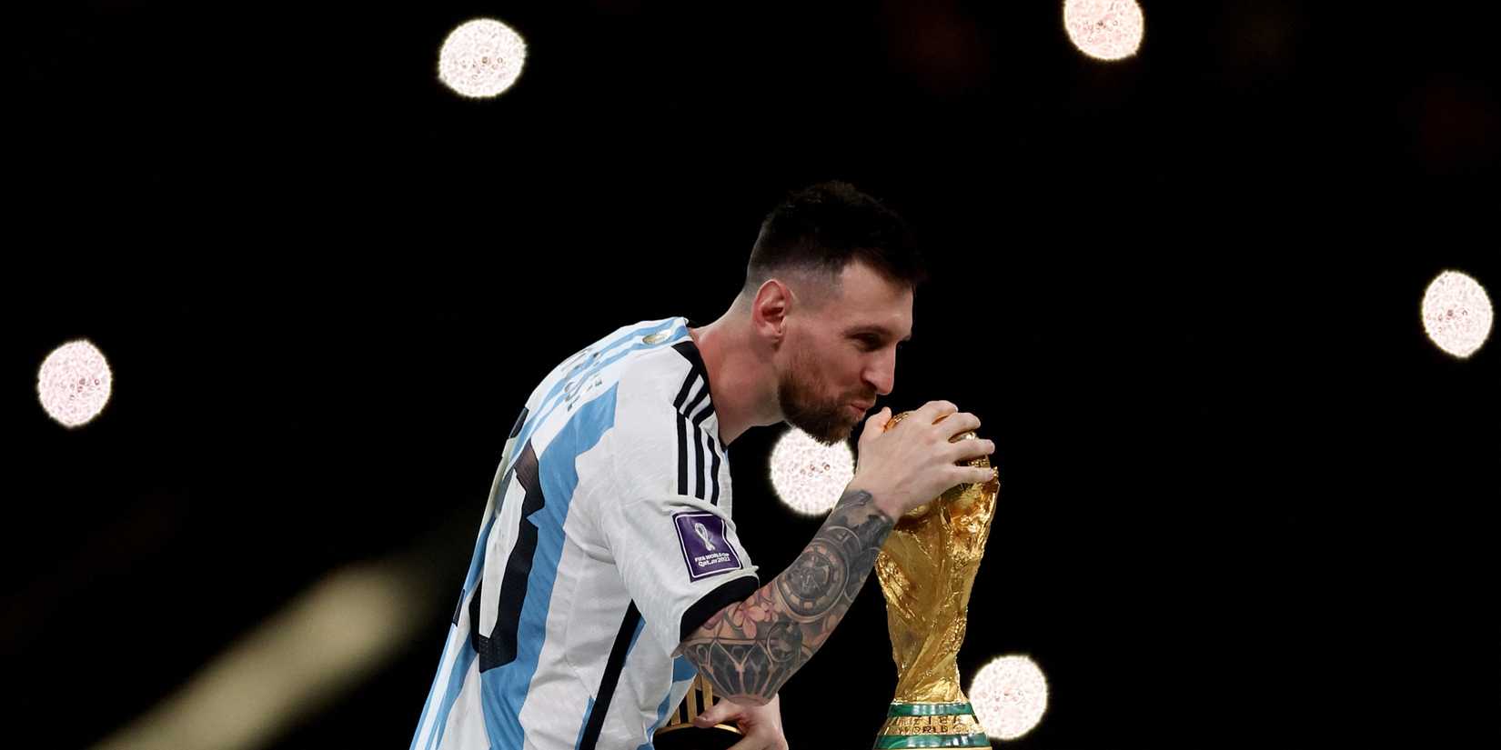 alexandre-lacazette-Lionel-messi-Newcastle-view