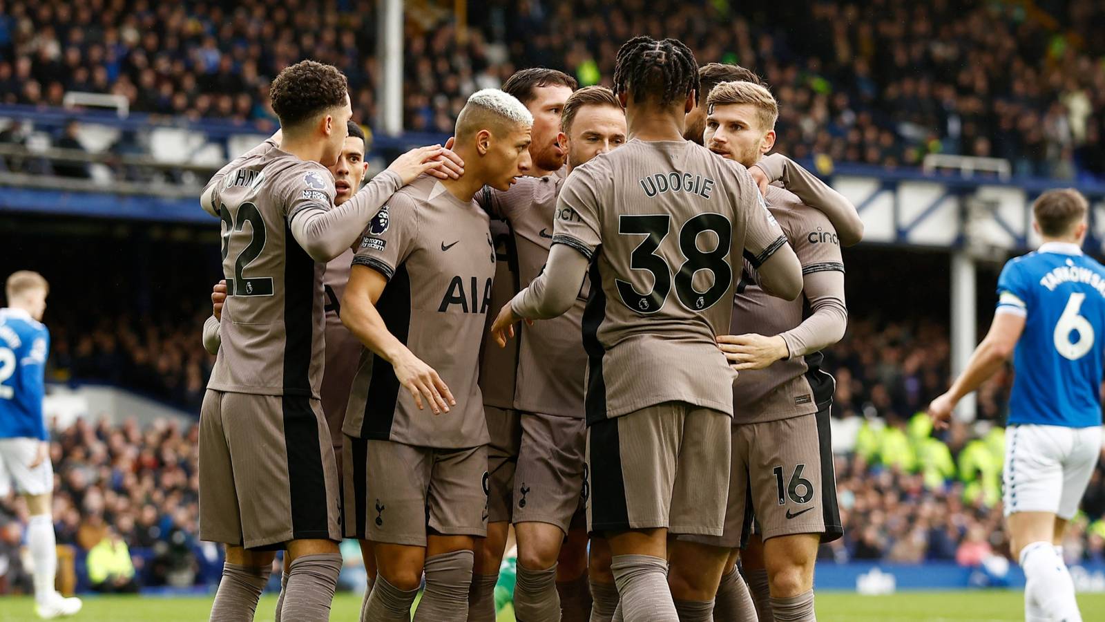 Club readying new contract for defender to stop him from joining Tottenham