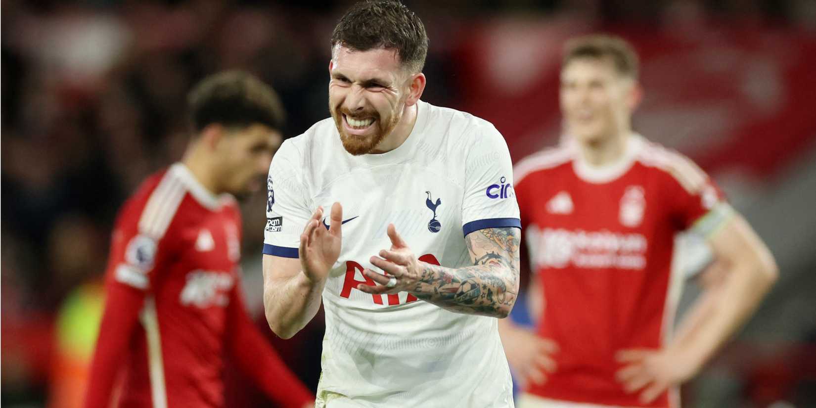 O meio-campista do Spurs, Pierre-Emile Hodgeburg