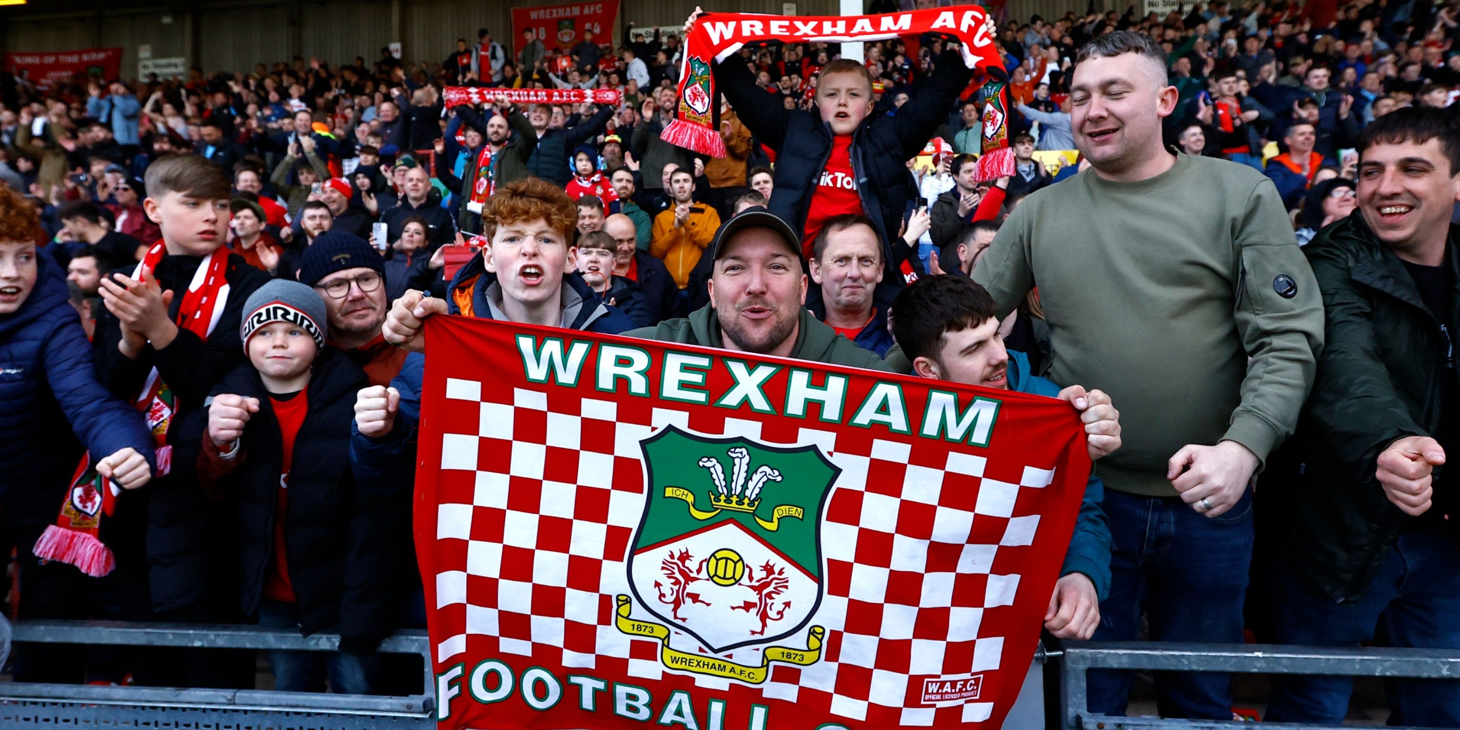 wrexham-fans-racecourse-ground