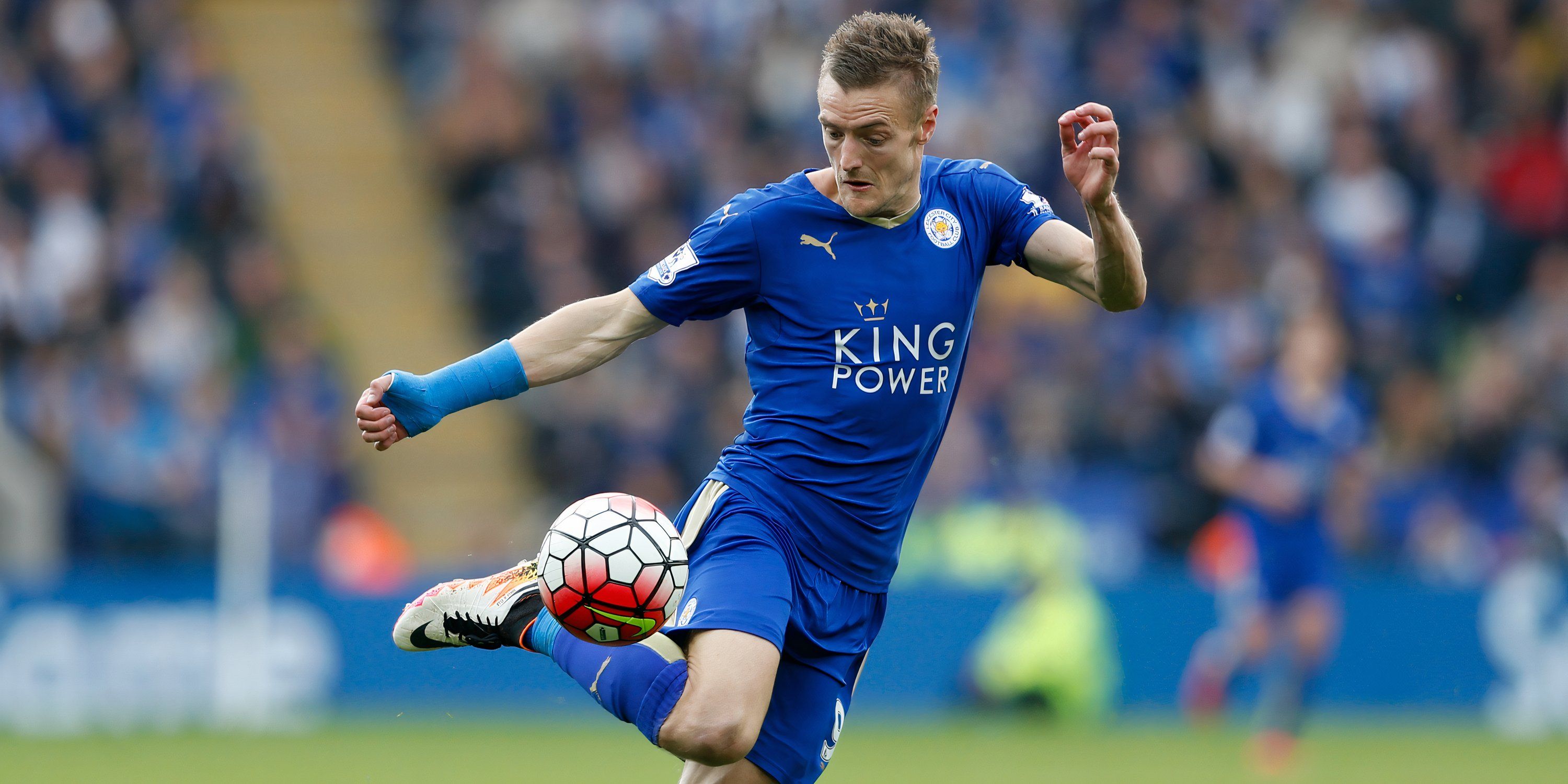 jamie-vardy-leicester-premier-league-ball