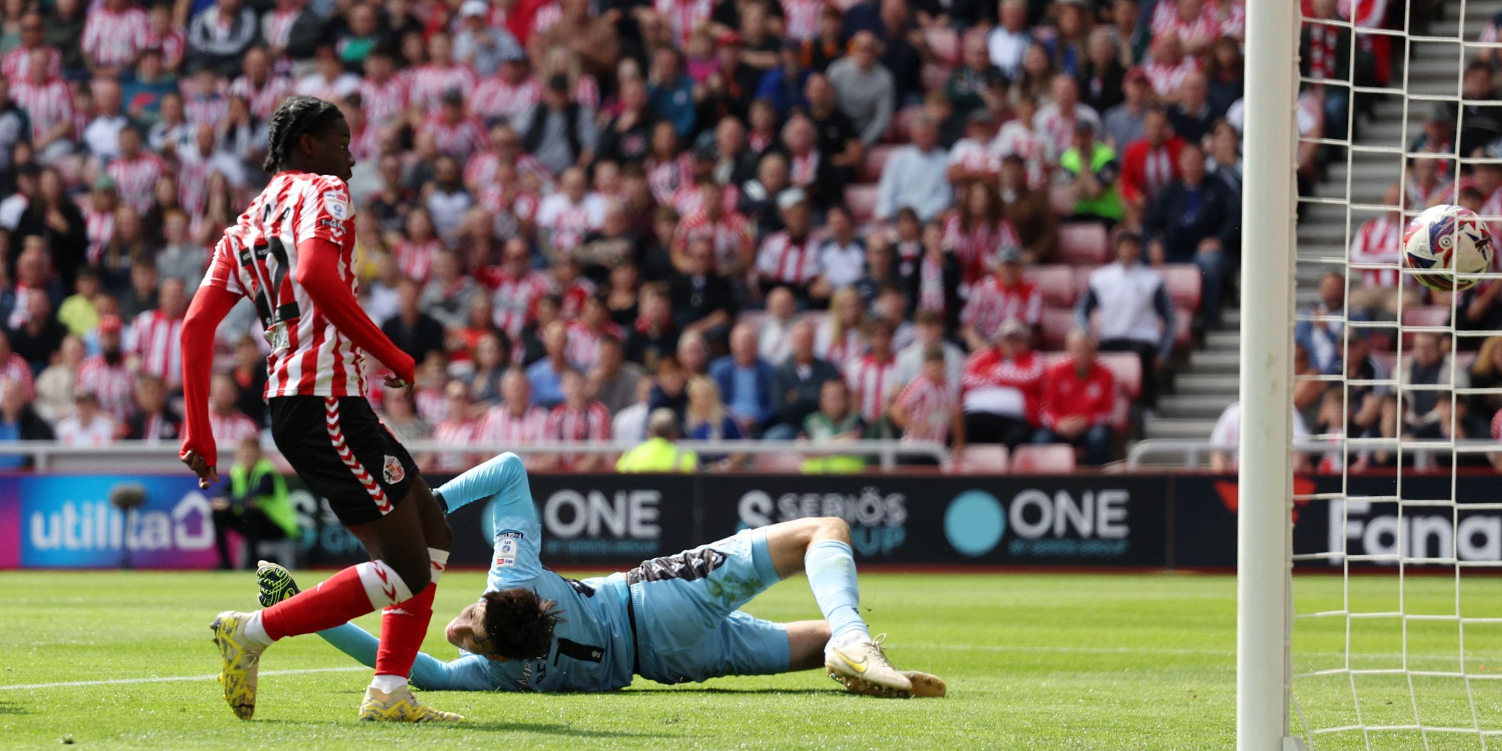 Sunderland striker Eliezer Mayenda scores against Sheffield Wednesday