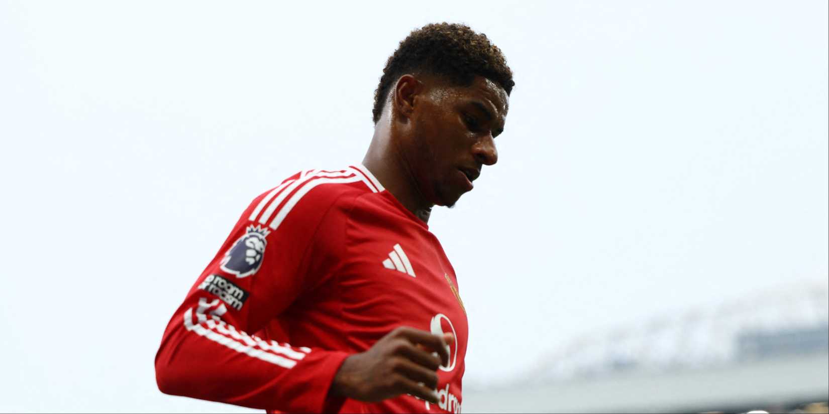 Marcus Rashford com o logotipo do Man Utd