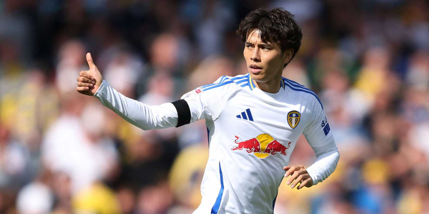 Ao Tanaka, mediocampista del Leeds United, en acción durante un partido.