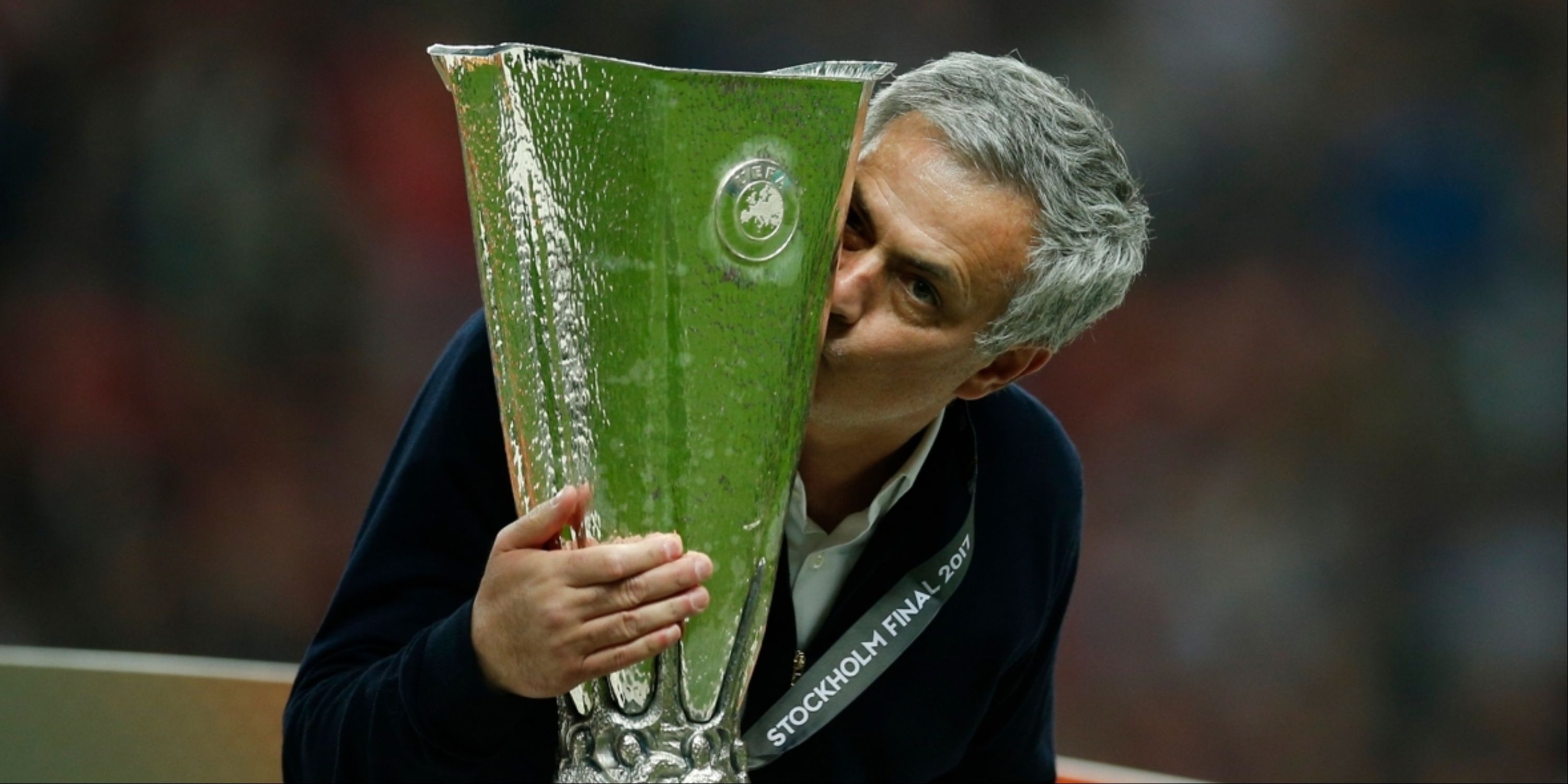 Jose-Mourinho-Europa-League-trophy