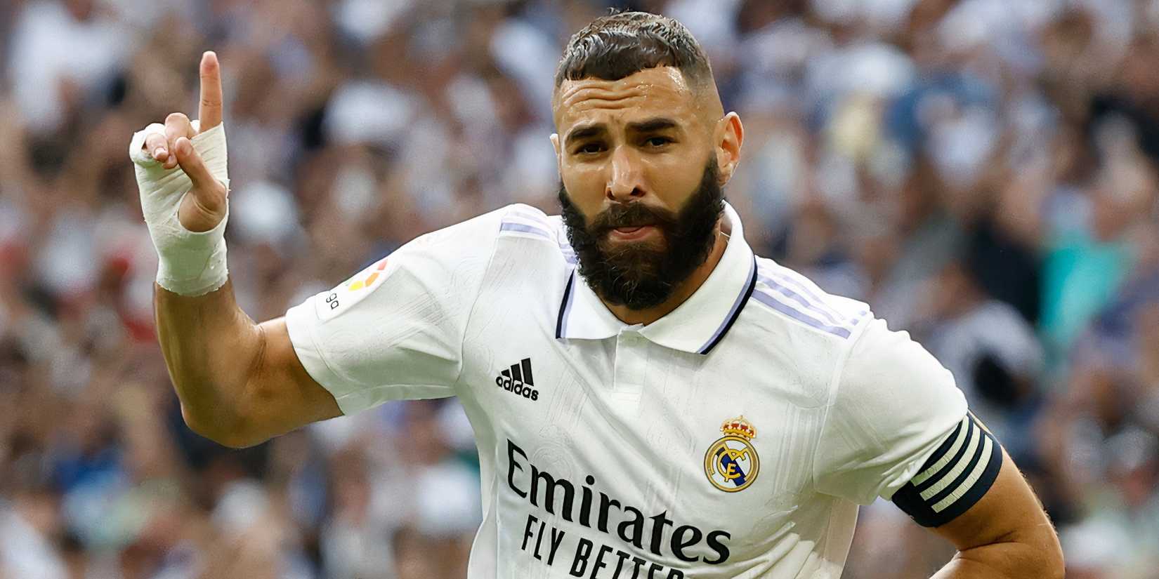 The Greatest 20 Strikers in Football History karim-benzema-el-clasico-real-madrid