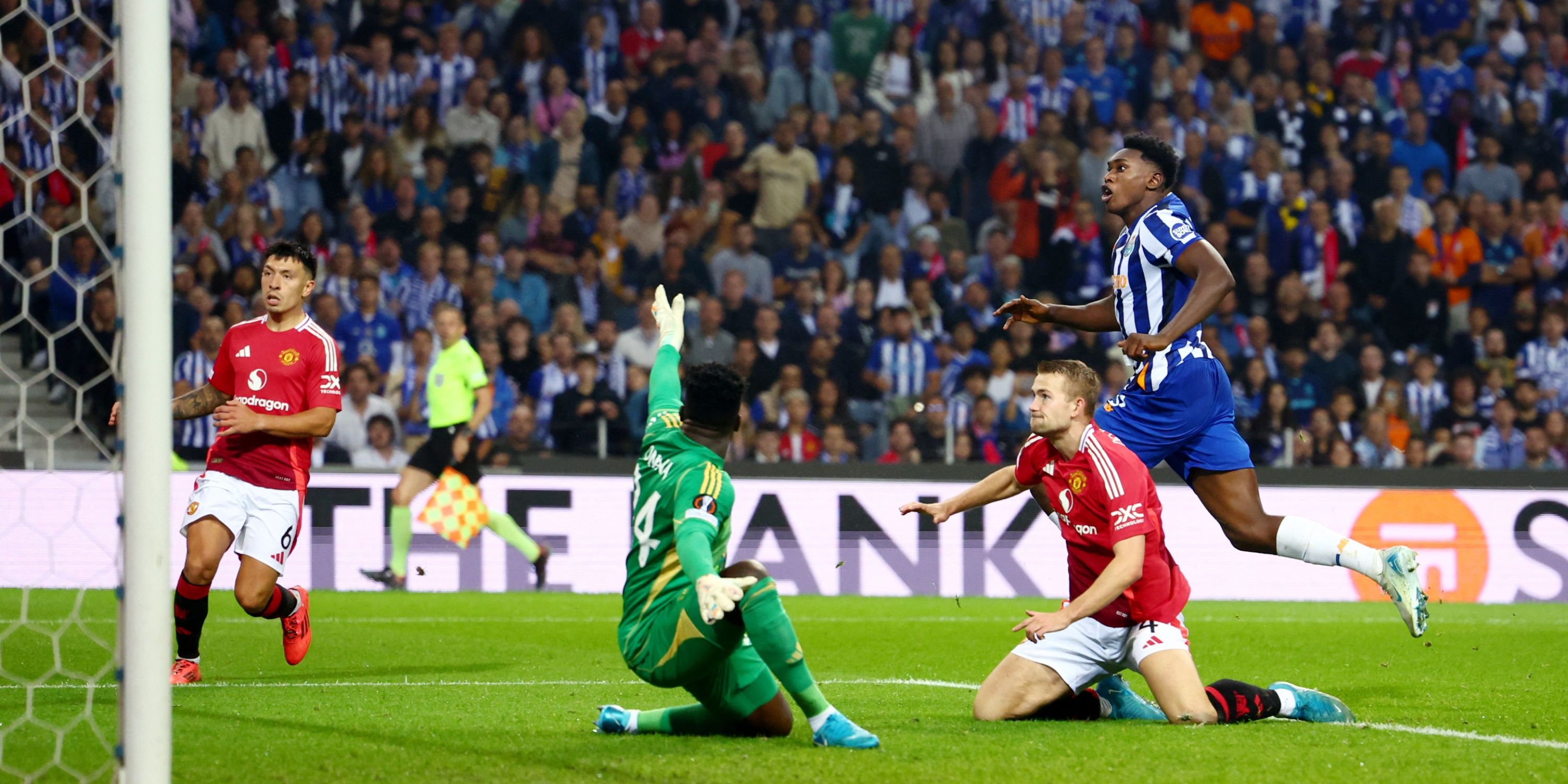 Samu Omorodion scores for Porto vs Man Utd