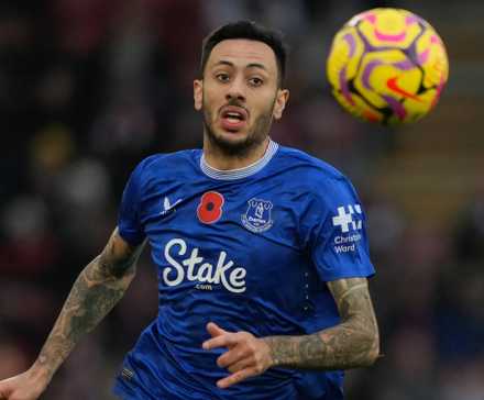 Dwight McNeil in action for Everton