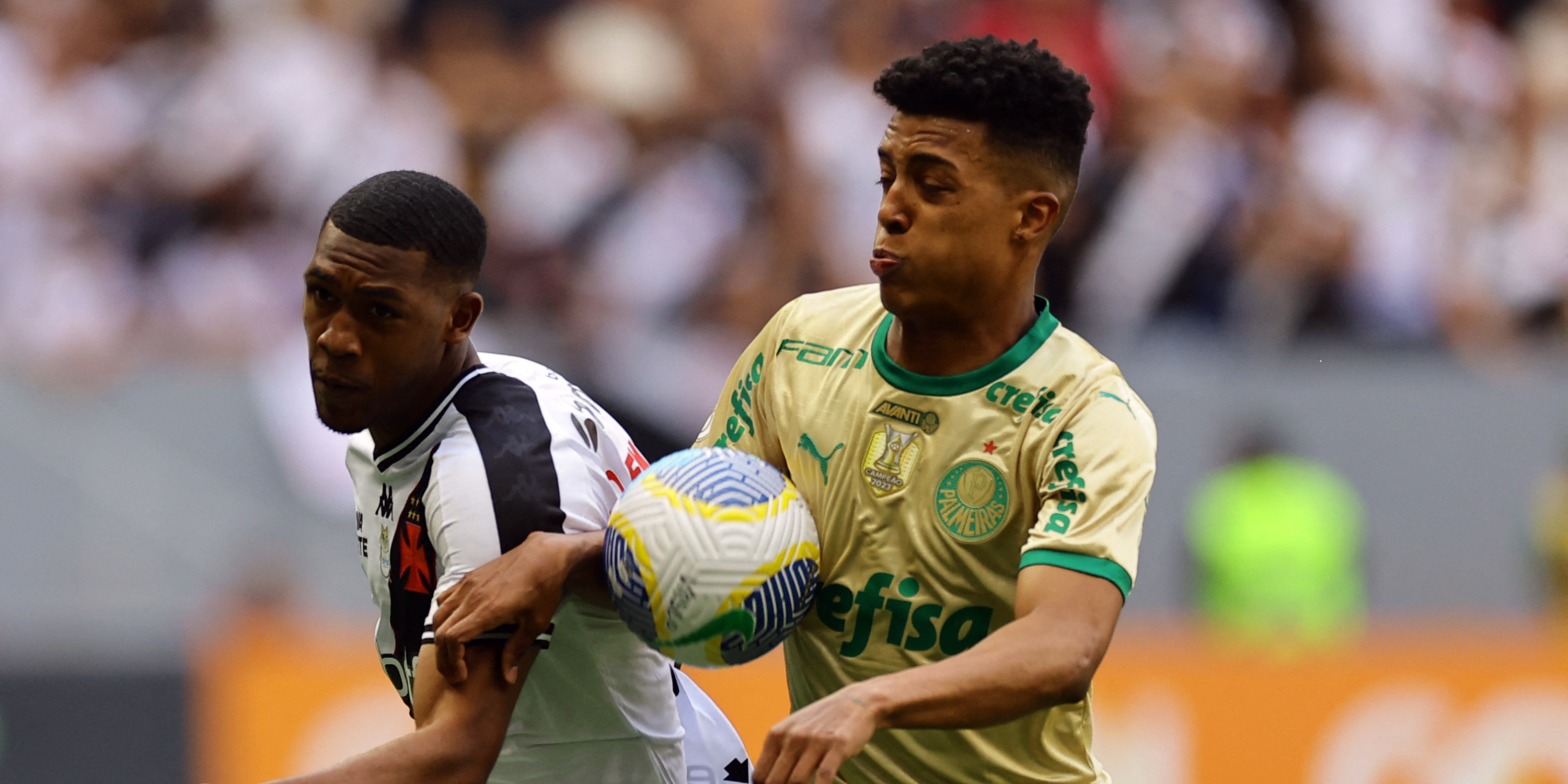 Palmeiras' Vanderlan in action with Vasco da Gama's Rayan Vitor.