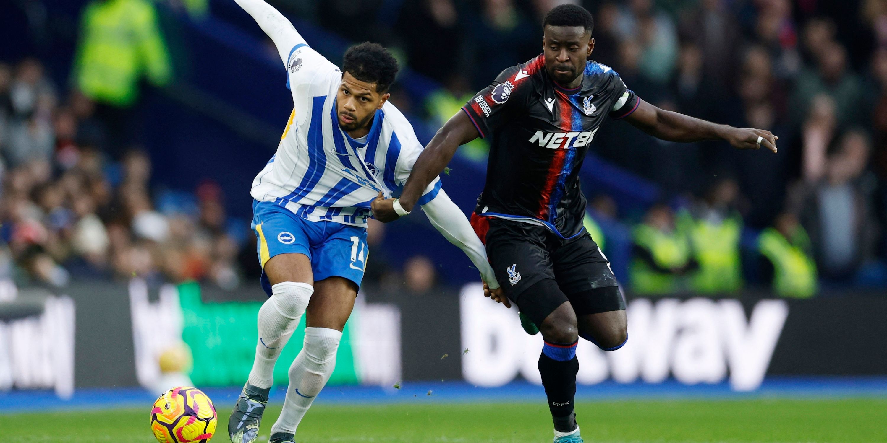 Georginio Rutter de Brighton & Hove Albion en action avec Marc Guehi de Crystal Palace 