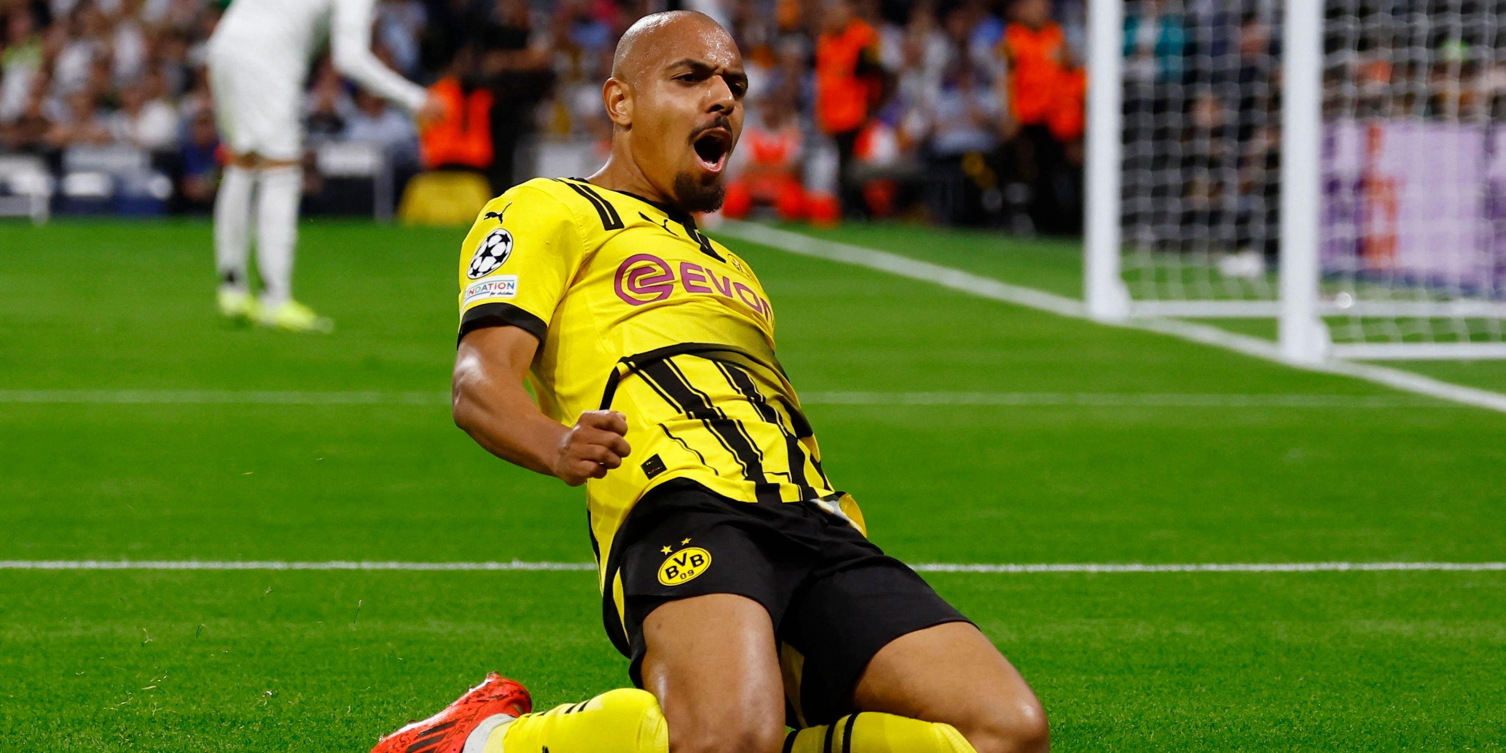 Borussia Dortmund's Donyell Malen celebrates