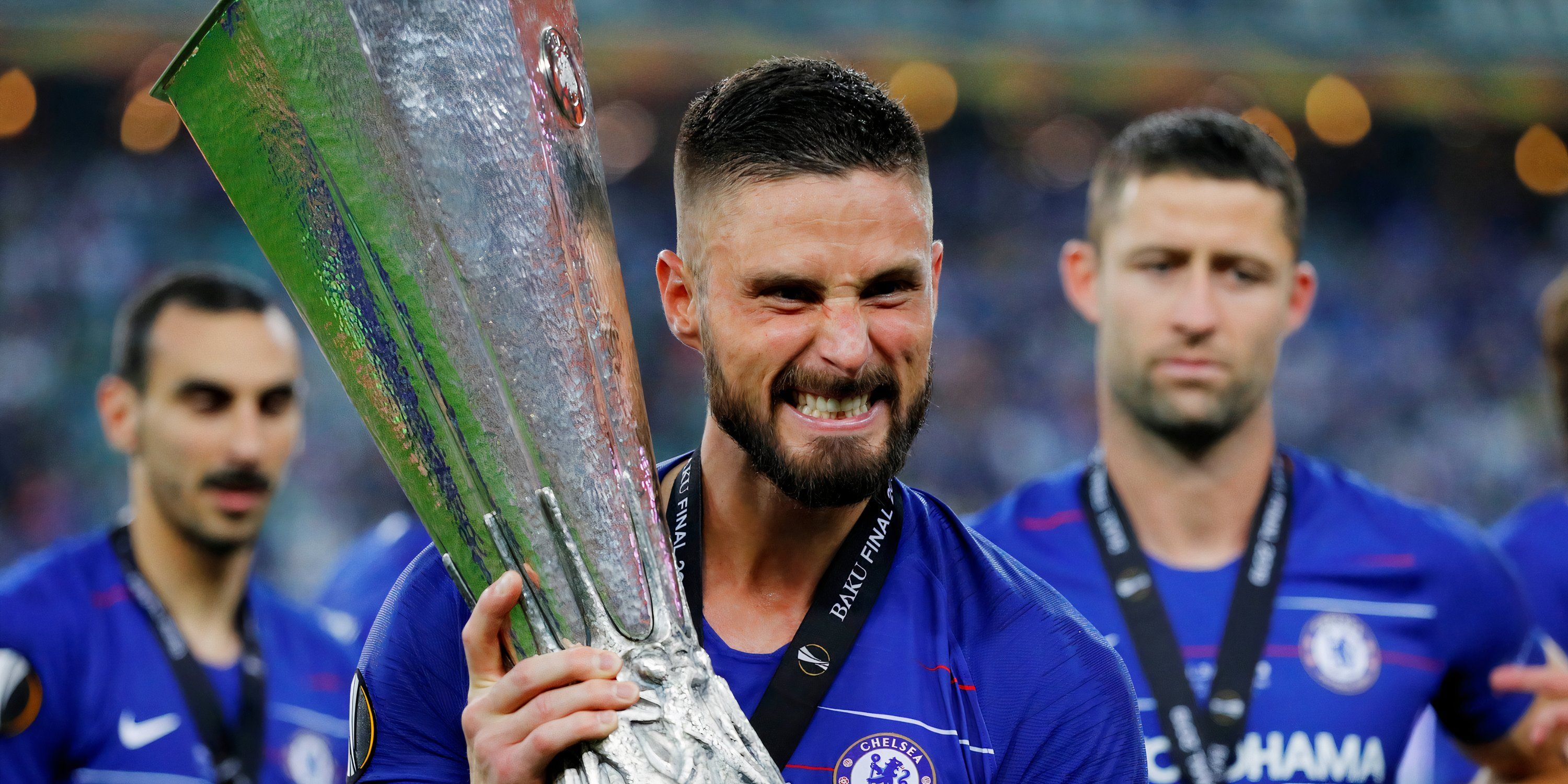 olivier-giroud-chelsea-europa-league-trophy