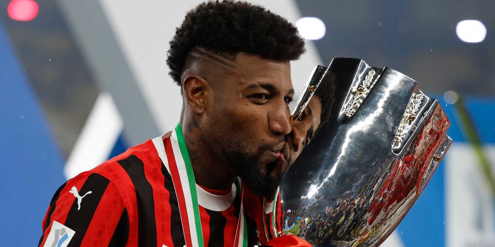 Emerson Royal, do AC Milan, comemora com o troféu após vencer a Supercopa da Itália
