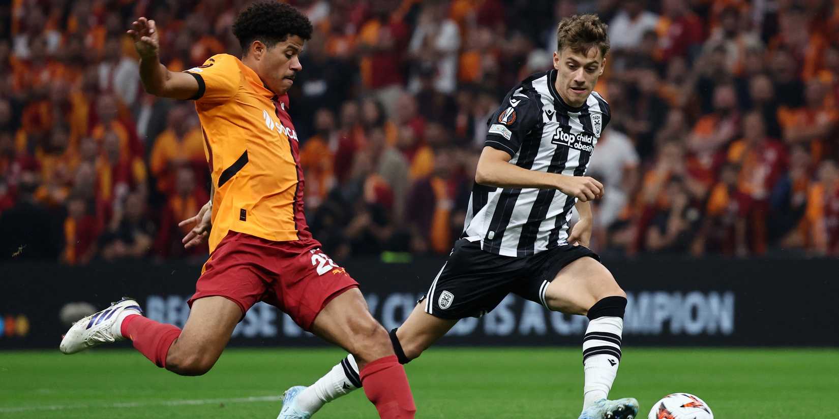 Galatasaray's Gabriel Sara in action with PAOK's Giannis Konstantelias