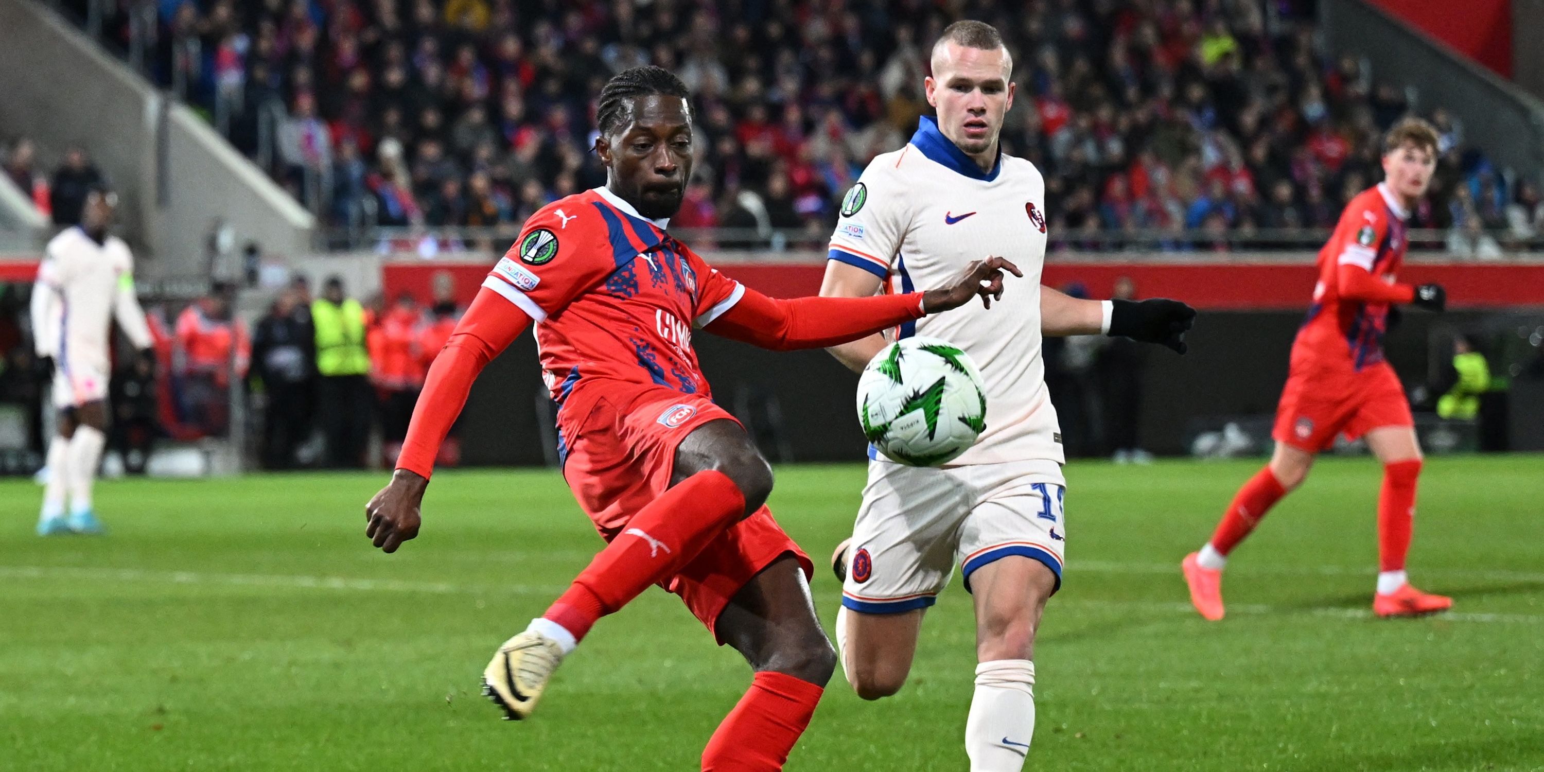 1. FC Heidenheim's Omar Haktab Traore in action with Chelsea's Mykhailo Mudryk