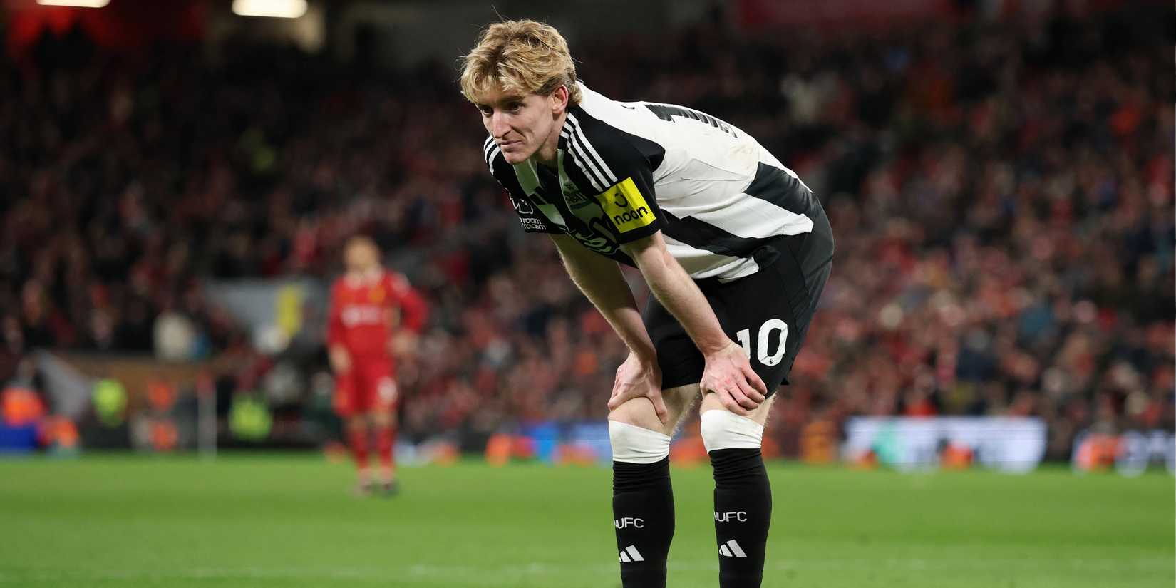 Anthony Gordon desolado contra o Liverpool