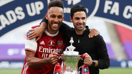 arsenal-fa-cup-trophy-aubameyang-mikel-arteta