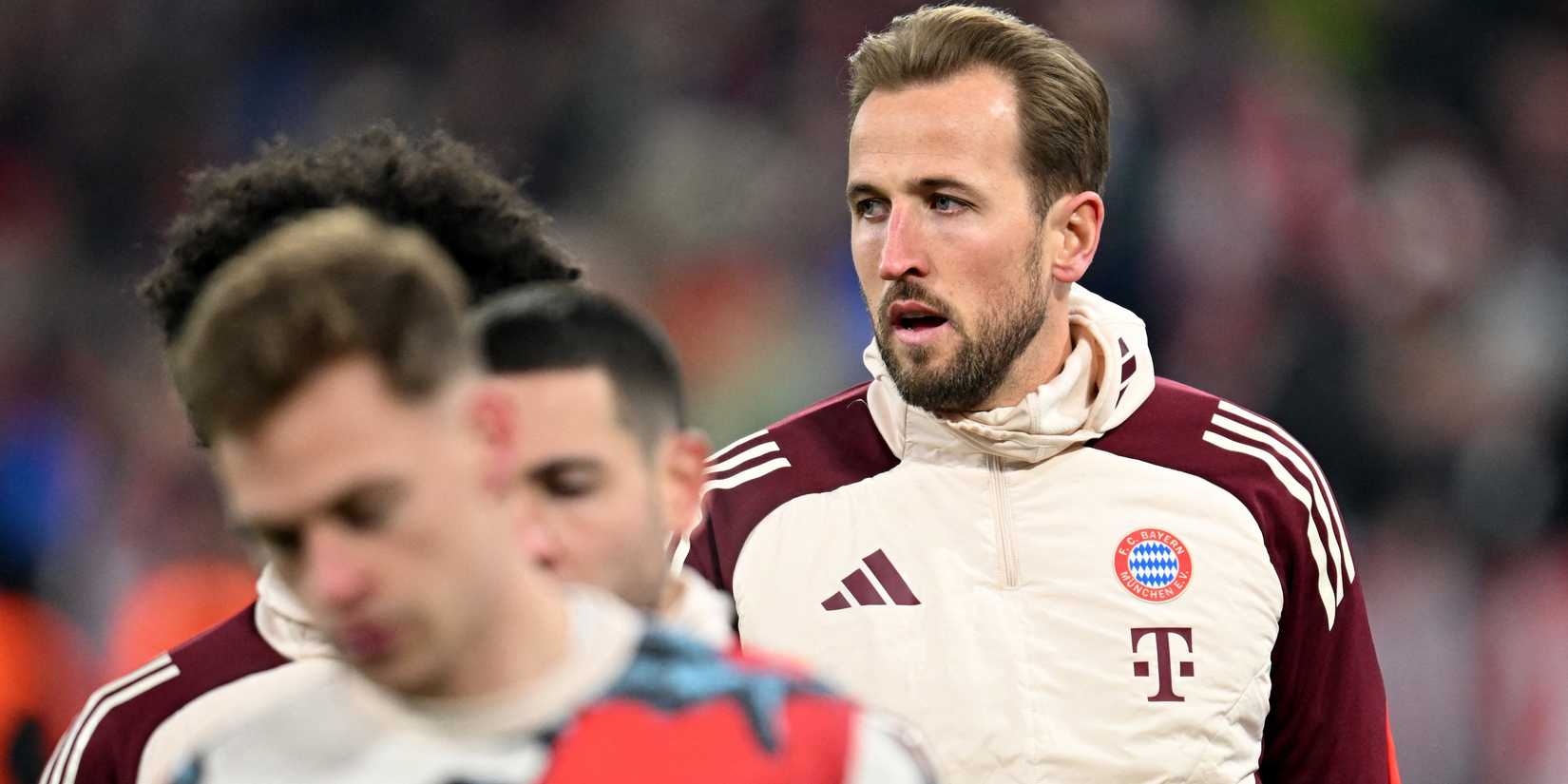 Bayern Munich's Harry Kane warms up before the match