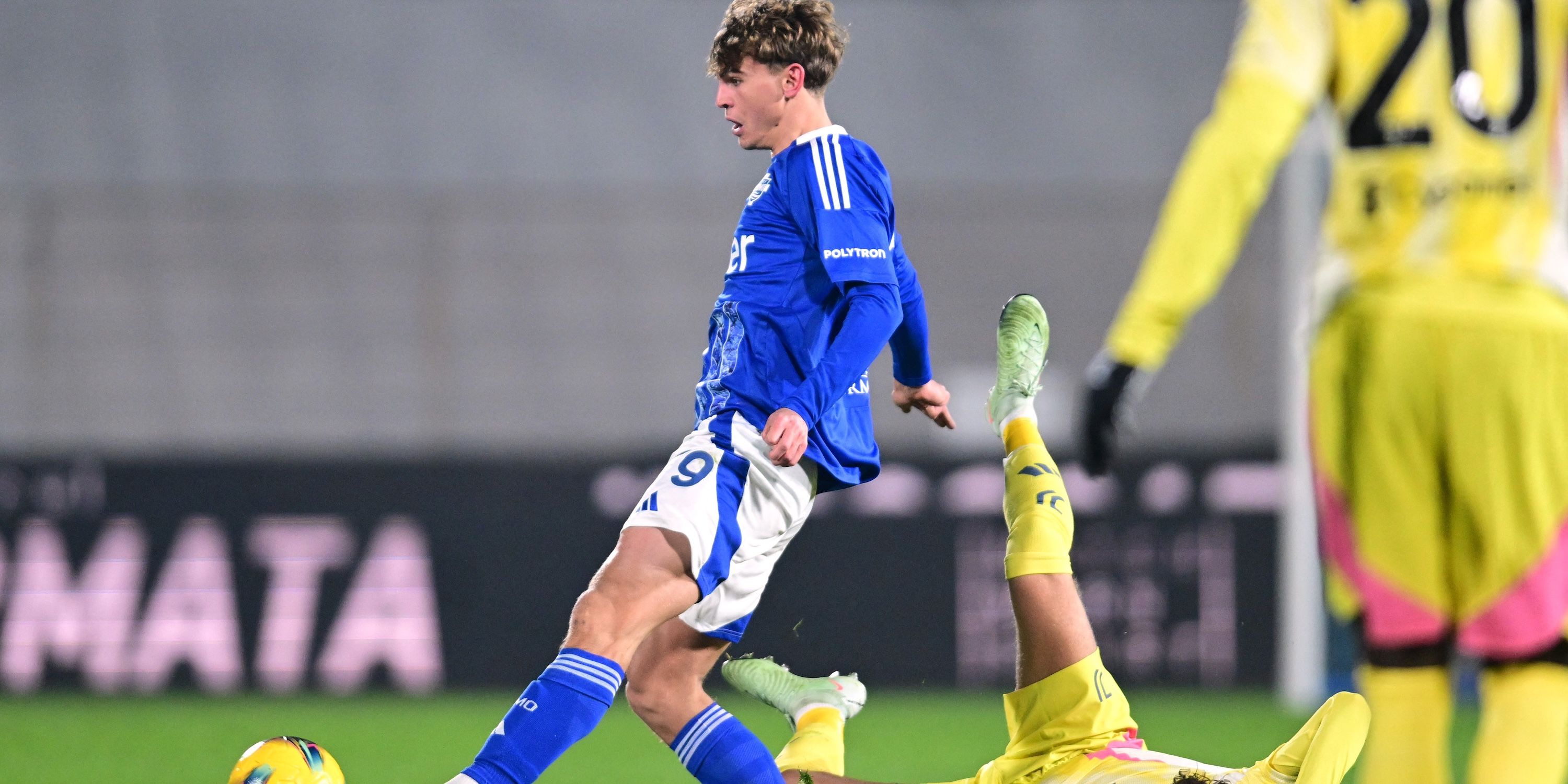 Como's Nico Paz in action with Juventus' Manuel Locatelli