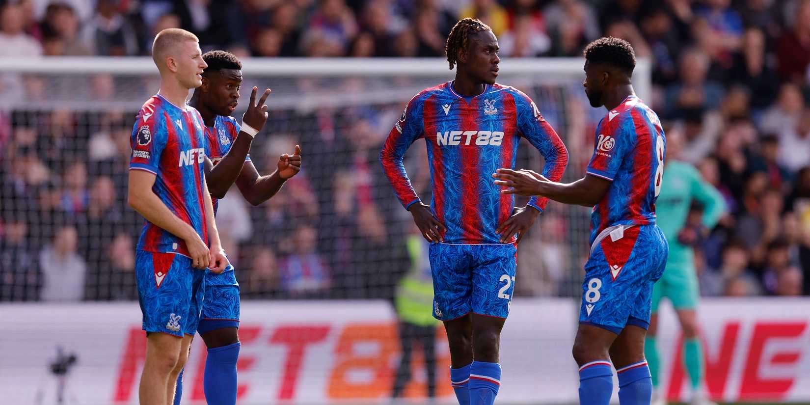 Jefferson Lima do Crystal Palace, Mark Gohe do Crystal Palace, Truro Chalobah do Crystal Palace e Adam Wharton do Crystal Palace