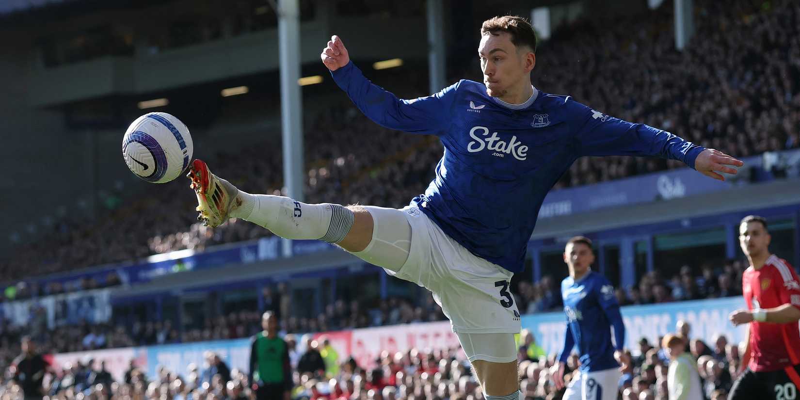 Gelandang Everton James Garner