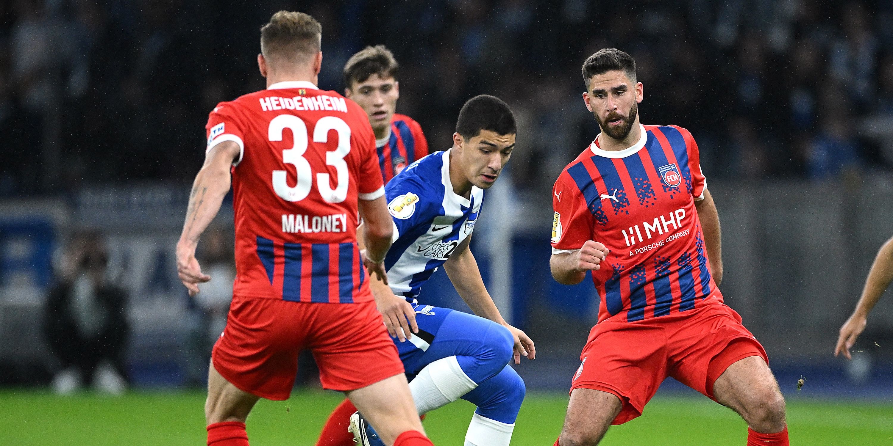 Hertha BSC's Ibrahim Maza in action with 1. FC Heidenheim's Lennard Maloney and Stefan Schimmer 