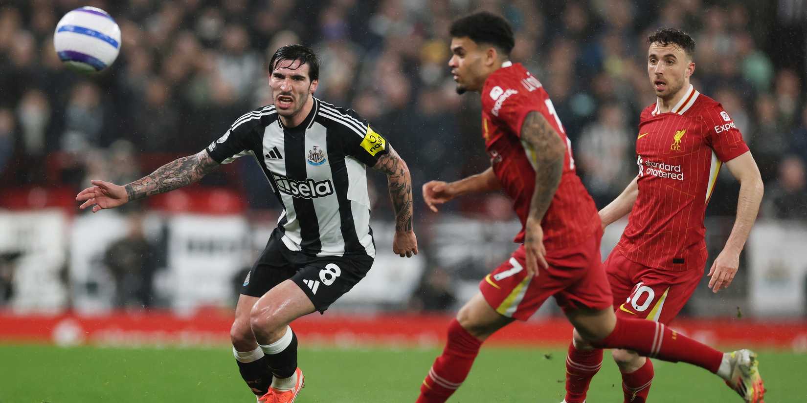 Luis Diaz and Diocoa Jota Sandro against Tonalis