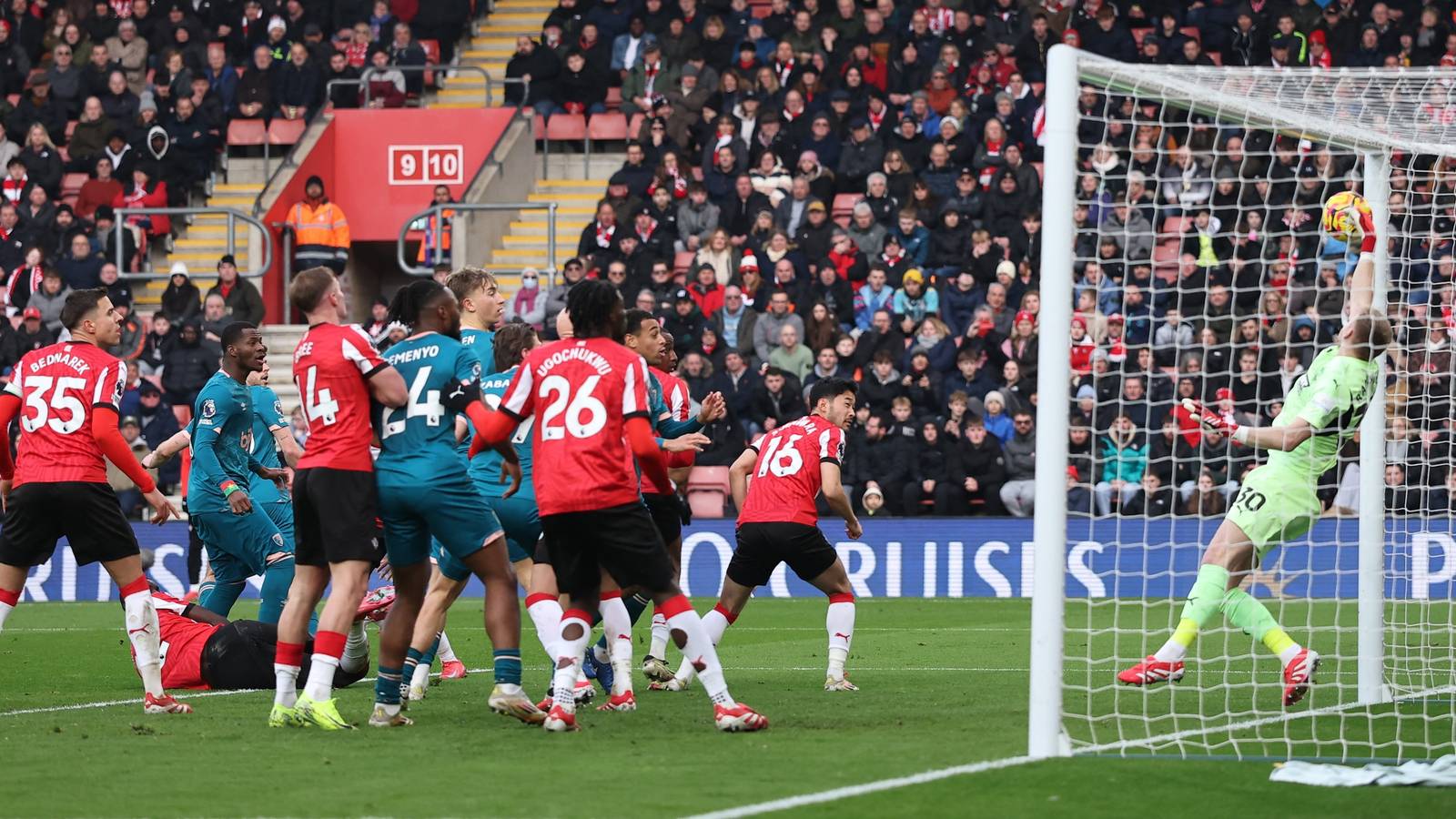 Leeds could trigger release clause to sign £25m Premier League player