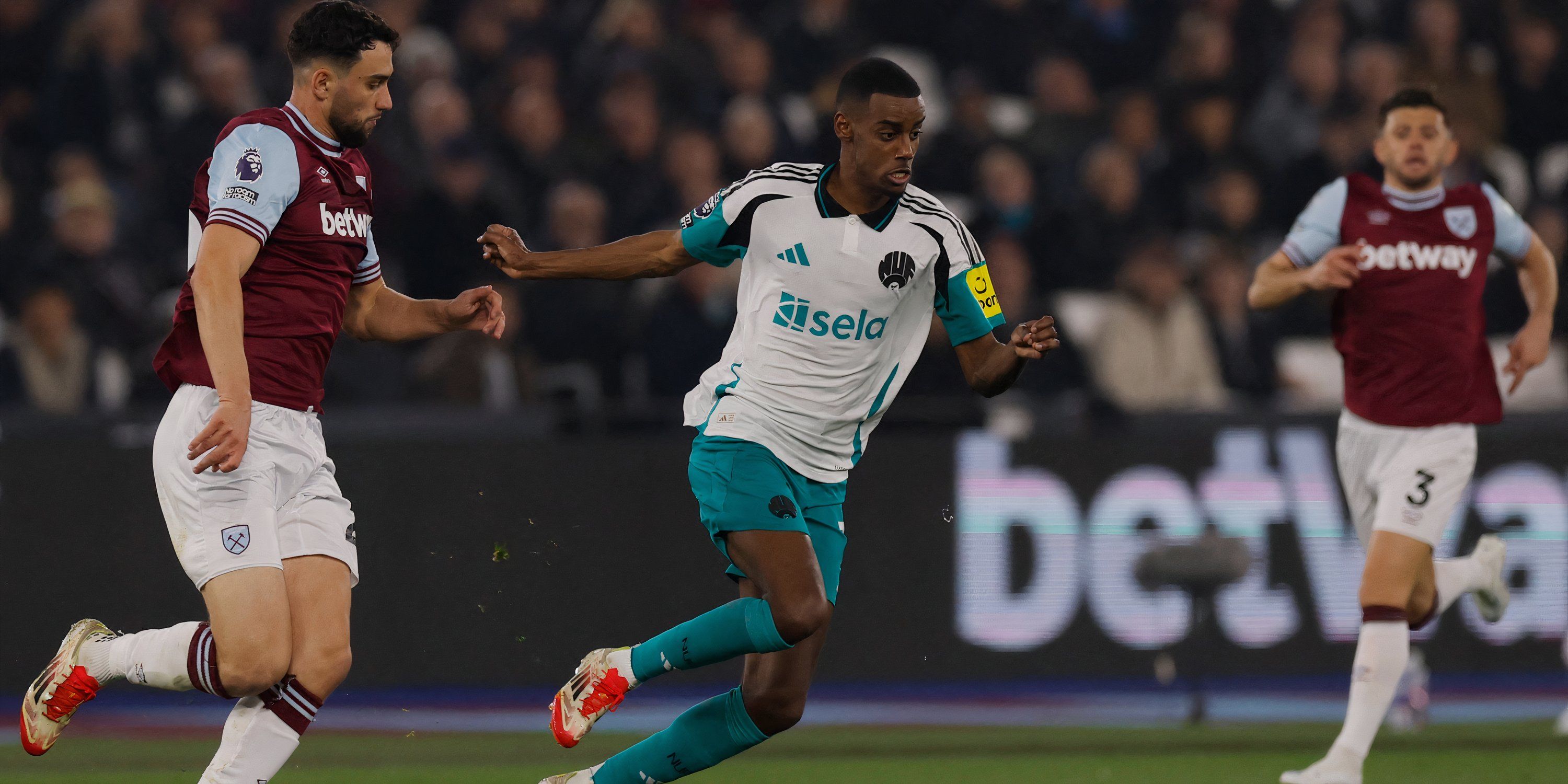 Alexander Isak in action for Newcastle