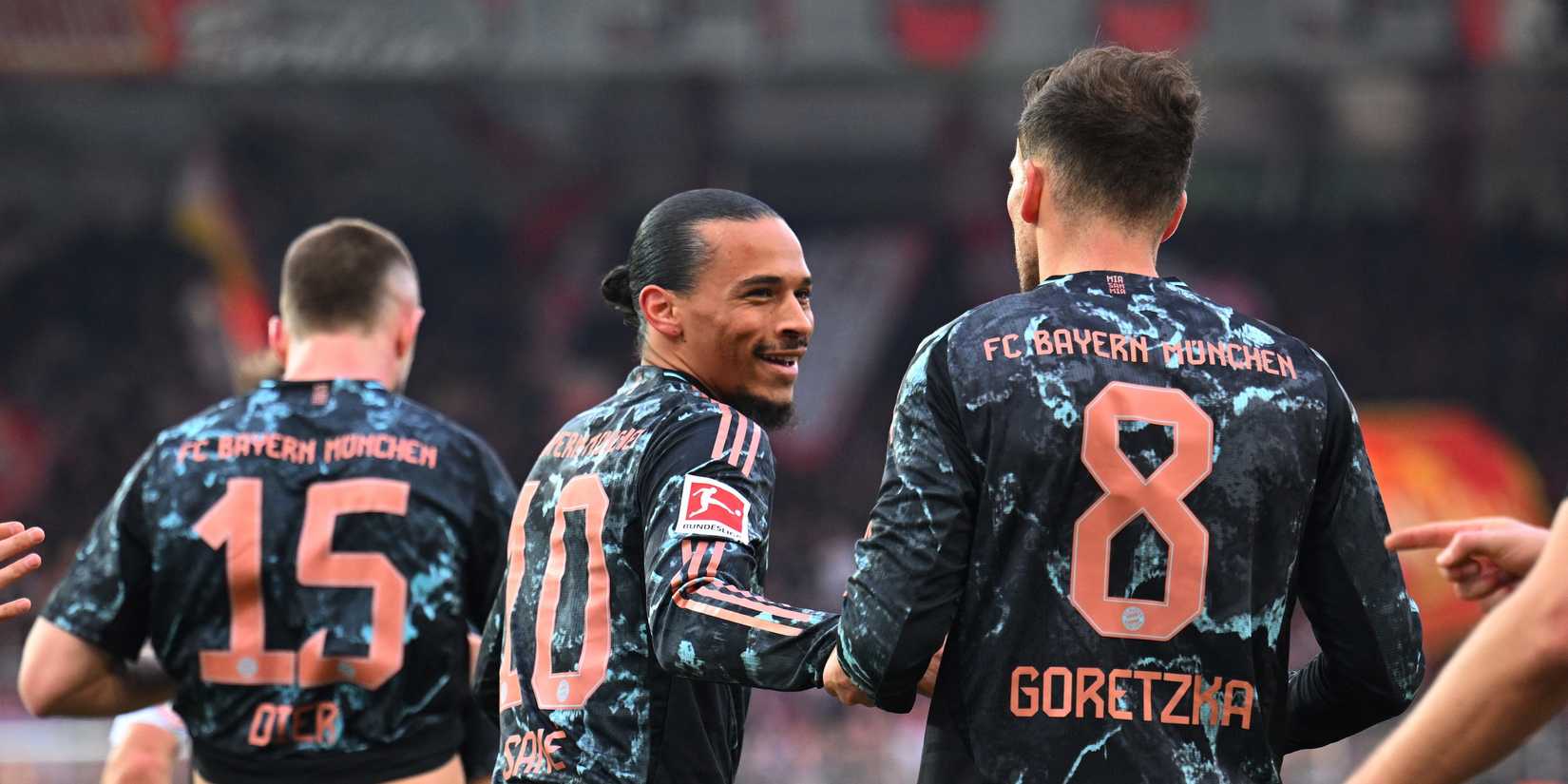 Leroy Sane, do Bayern de Munique, comemora seu primeiro gol com Leon Goretzka