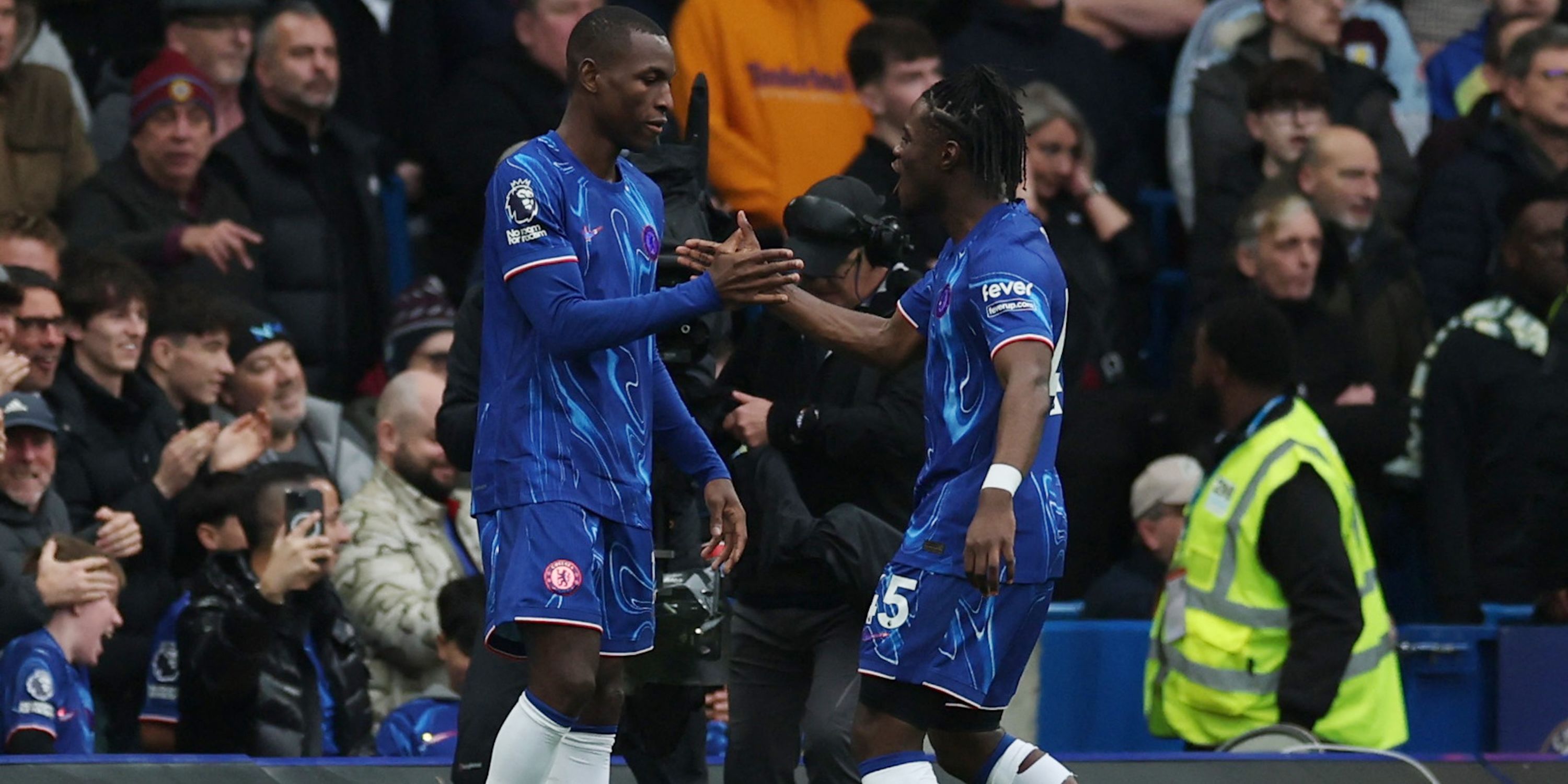 Nicolas Jackson de Chelsea celebrates the note of their first goal with Romeo Lavia de Chelsea